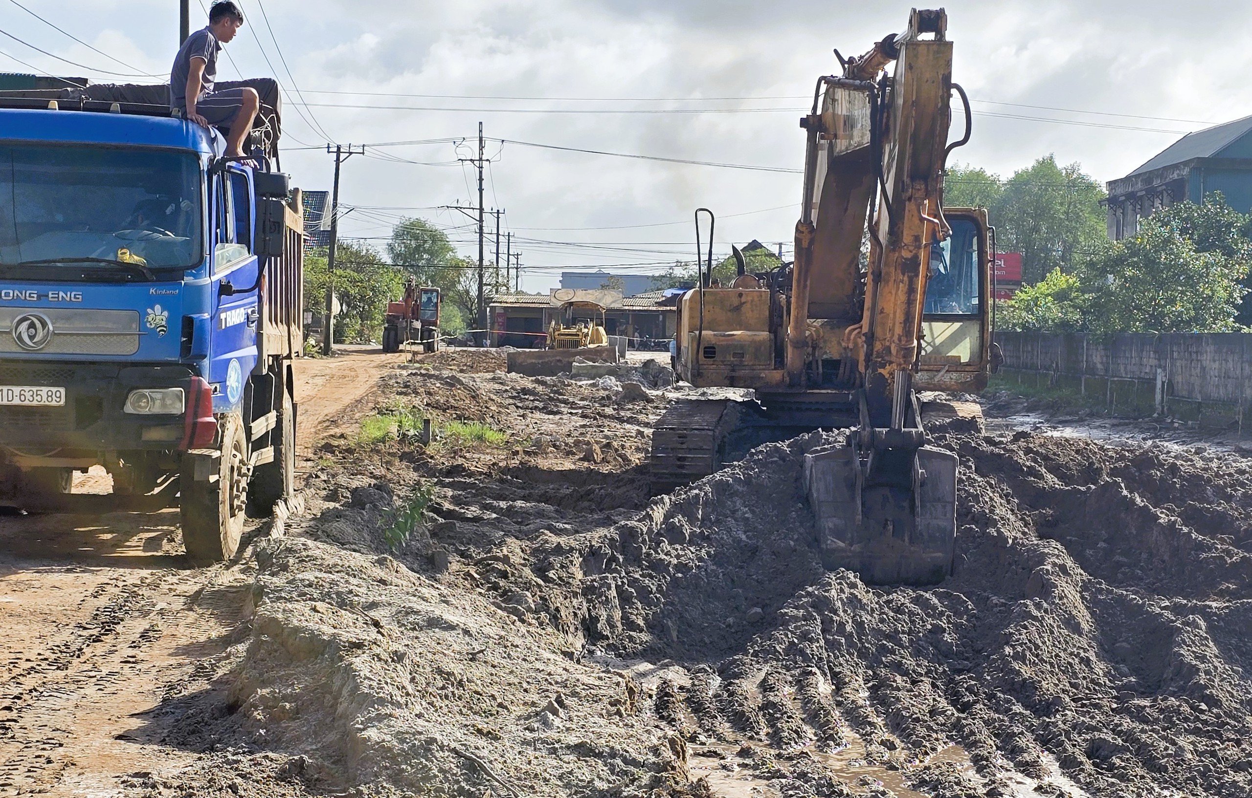 Trời tạnh ráo, nhà thầu đẩy nhanh tiến độ dự án hơn 415 tỷ đồng ở Quảng Trị- Ảnh 2. Trời tạnh ráo, nhà thầu đẩy nhanh tiến độ dự án hơn 415 tỷ đồng ở Quảng Trị- Ảnh 2.