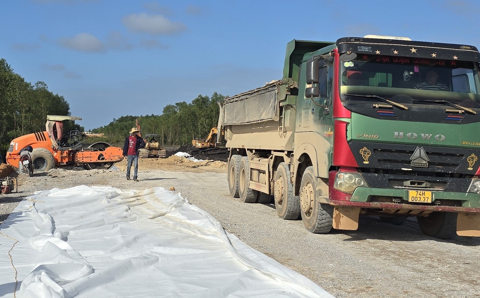 Trời tạnh ráo, nhà thầu đẩy nhanh tiến độ dự án hơn 415 tỷ đồng ở Quảng Trị- Ảnh 7. Trời tạnh ráo, nhà thầu đẩy nhanh tiến độ dự án hơn 415 tỷ đồng ở Quảng Trị- Ảnh 7.