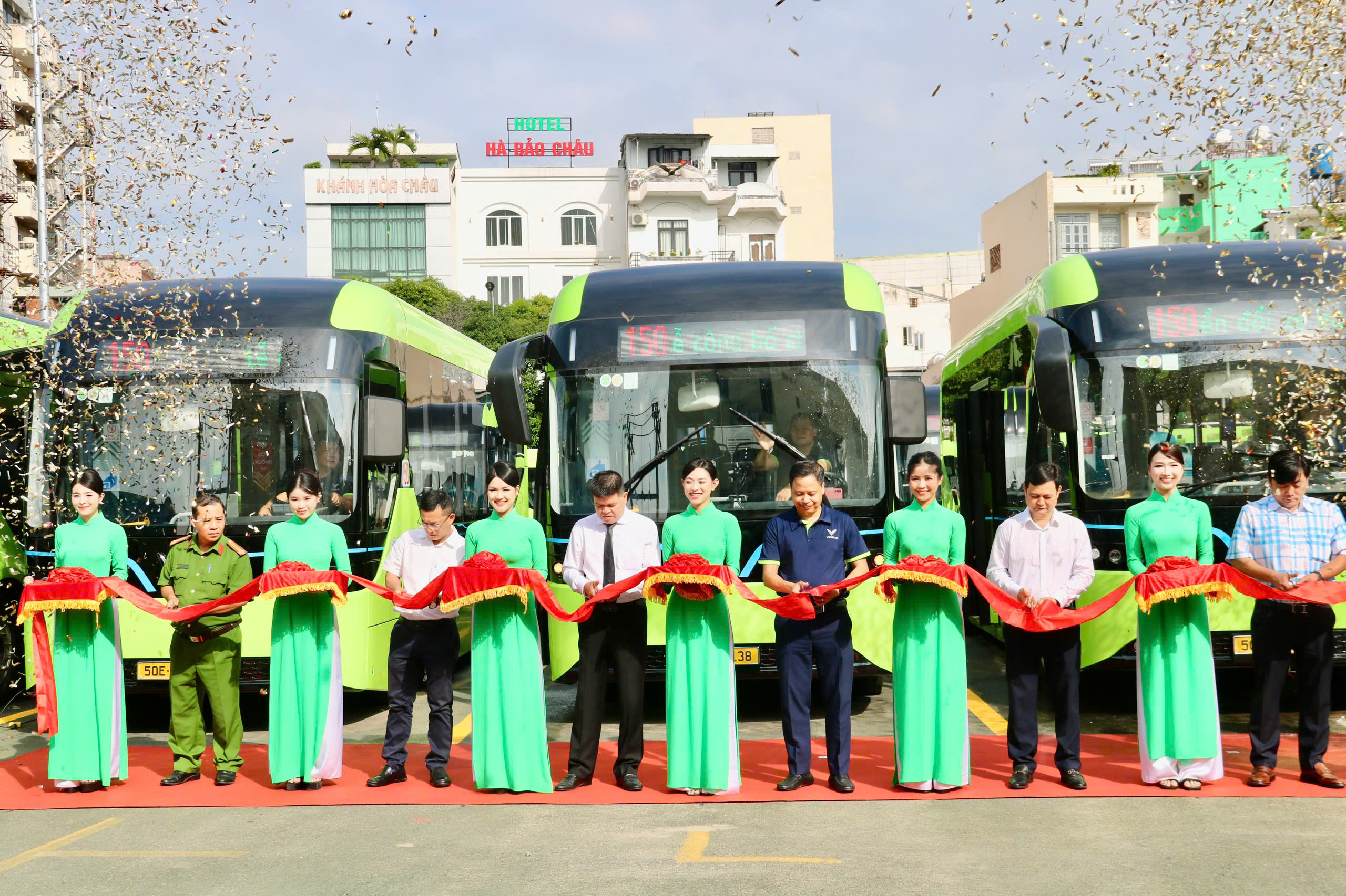 TP.HCM đưa vào khai thác 58 xe buýt điện tuyến 33 và 150- Ảnh 2. TP.HCM đưa vào khai thác 58 xe buýt điện tuyến 33 và 150- Ảnh 2.