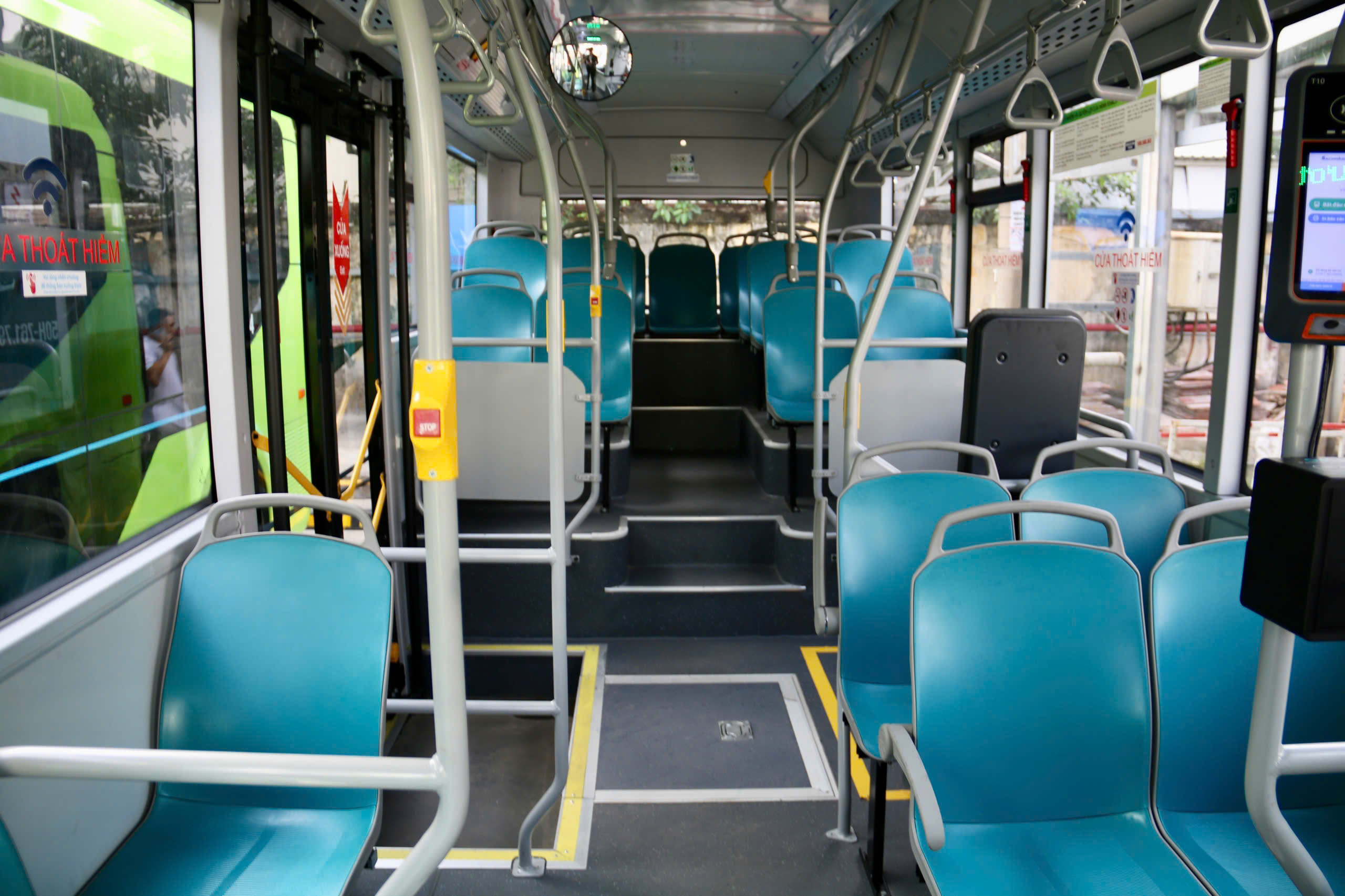 TP.HCM đưa vào khai thác 58 xe buýt điện tuyến 33 và 150- Ảnh 6. TP.HCM đưa vào khai thác 58 xe buýt điện tuyến 33 và 150- Ảnh 6.