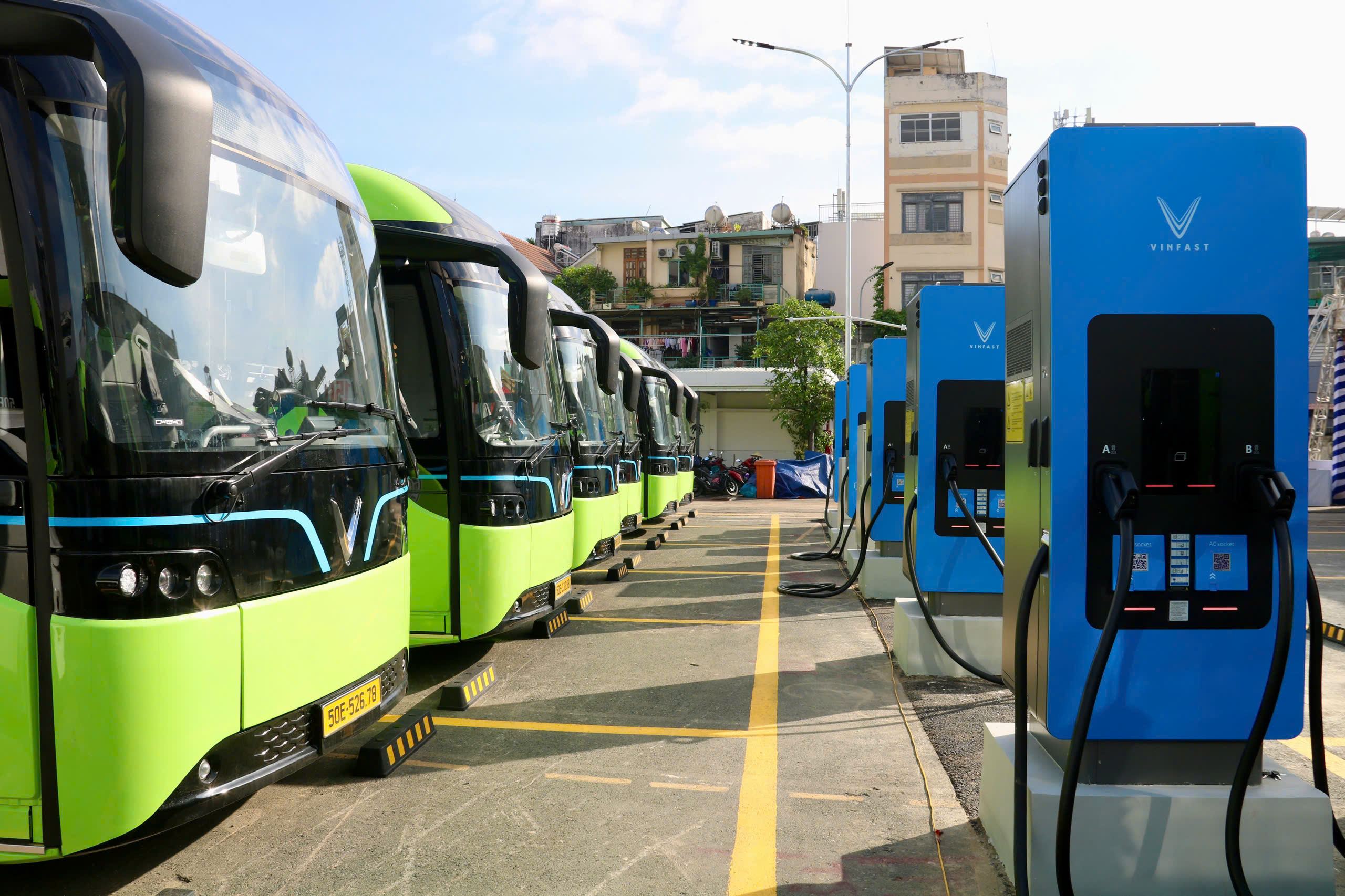 TP.HCM đưa vào khai thác 58 xe buýt điện tuyến 33 và 150- Ảnh 1. TP.HCM đưa vào khai thác 58 xe buýt điện tuyến 33 và 150- Ảnh 1.