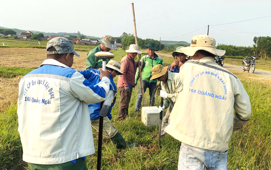 Quảng Ng&atilde;i giảm 50% ph&iacute; đo đạc, l&agrave;m &ldquo;sổ đỏ&rdquo; cho người d&acirc;n c&oacute; đất bị sạt lở- Ảnh 1.