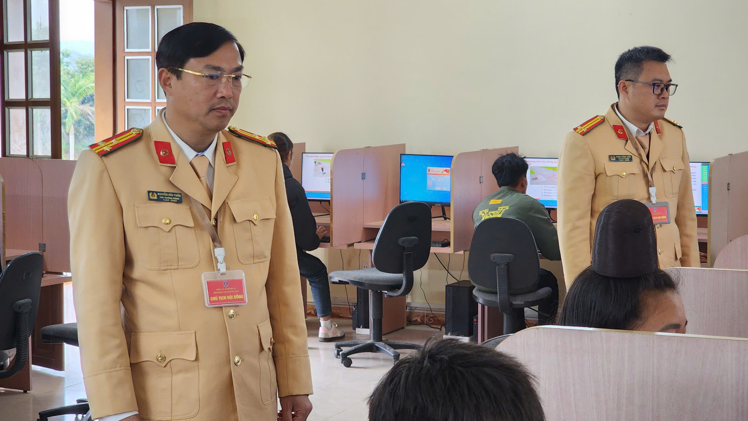 Cảnh sát giao thông Sơn La tận tình, thí sinh phấn khởi khi sát hạch giấy phép lái xe- Ảnh 16. Cảnh sát giao thông Sơn La tận tình, thí sinh phấn khởi khi sát hạch giấy phép lái xe- Ảnh 16.