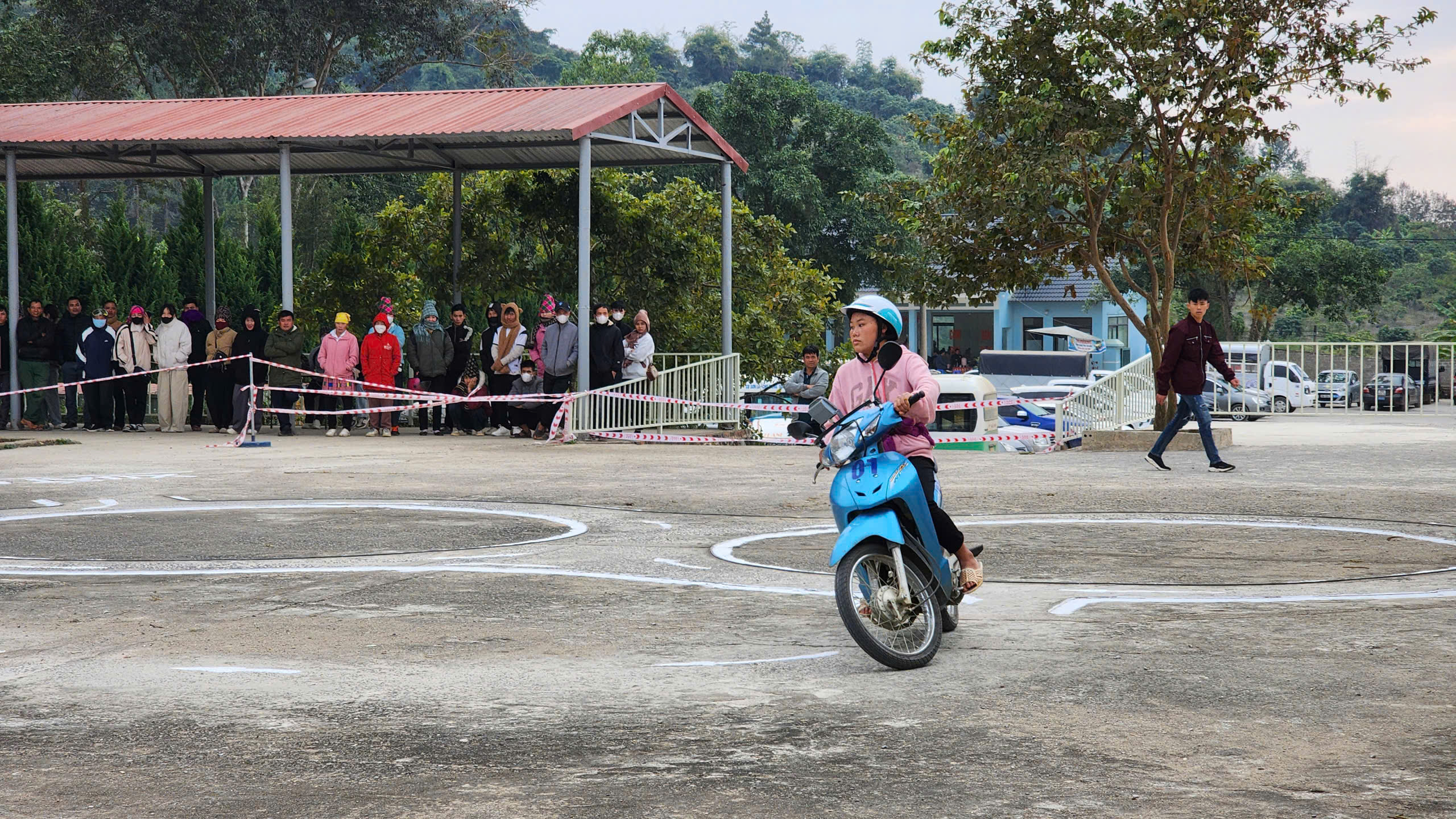 Cảnh sát giao thông Sơn La tận tình, thí sinh phấn khởi khi sát hạch giấy phép lái xe- Ảnh 17. Cảnh sát giao thông Sơn La tận tình, thí sinh phấn khởi khi sát hạch giấy phép lái xe- Ảnh 17.