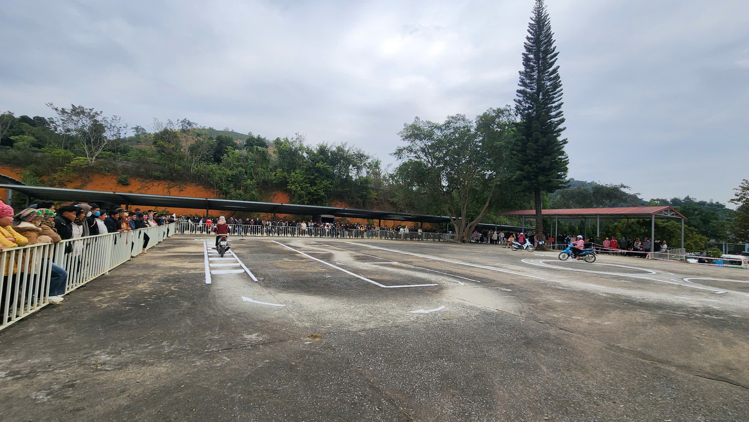 Cảnh sát giao thông Sơn La tận tình, thí sinh phấn khởi khi sát hạch giấy phép lái xe- Ảnh 18. Cảnh sát giao thông Sơn La tận tình, thí sinh phấn khởi khi sát hạch giấy phép lái xe- Ảnh 18.