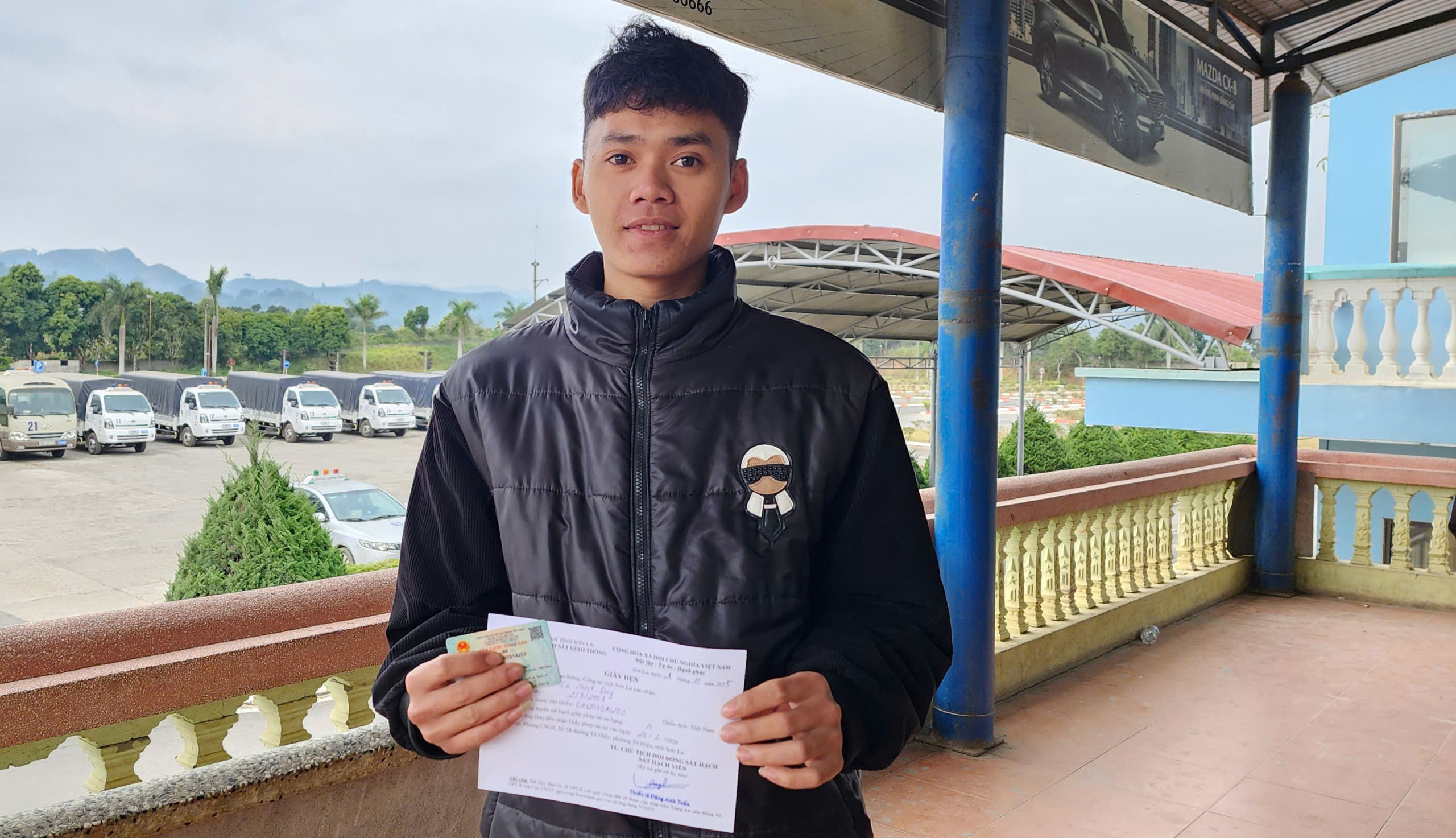 Cảnh sát giao thông Sơn La tận tình, thí sinh phấn khởi khi sát hạch giấy phép lái xe- Ảnh 14. Cảnh sát giao thông Sơn La tận tình, thí sinh phấn khởi khi sát hạch giấy phép lái xe- Ảnh 14.