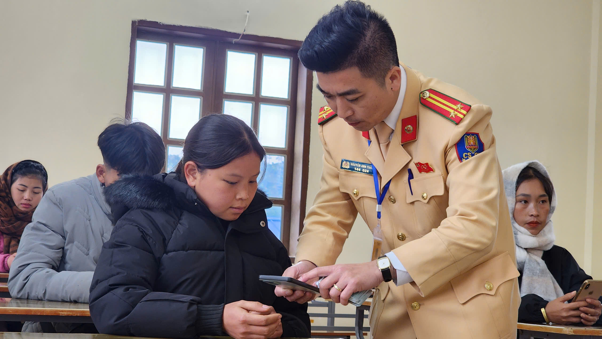 Cảnh sát giao thông Sơn La tận tình, thí sinh phấn khởi khi sát hạch giấy phép lái xe- Ảnh 13. Cảnh sát giao thông Sơn La tận tình, thí sinh phấn khởi khi sát hạch giấy phép lái xe- Ảnh 13.