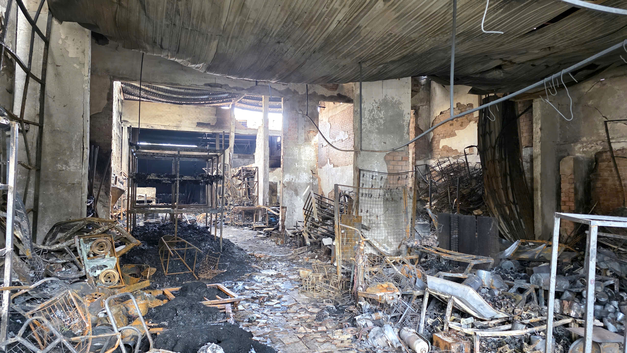 Cận cảnh hiện trường b&ecirc;n trong ng&ocirc;i nh&agrave; bị thi&ecirc;u rụi khiến 4 người trong gia đ&igrave;nh tử vong- Ảnh 1.