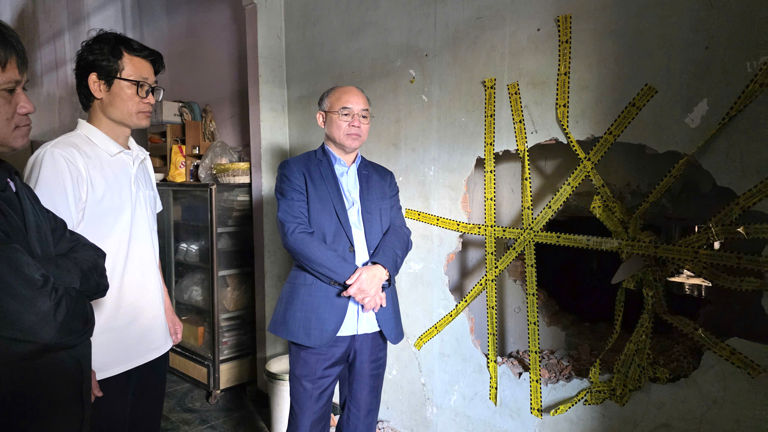 Cận cảnh hiện trường b&ecirc;n trong ng&ocirc;i nh&agrave; bị thi&ecirc;u rụi khiến 4 người trong gia đ&igrave;nh tử vong- Ảnh 12.