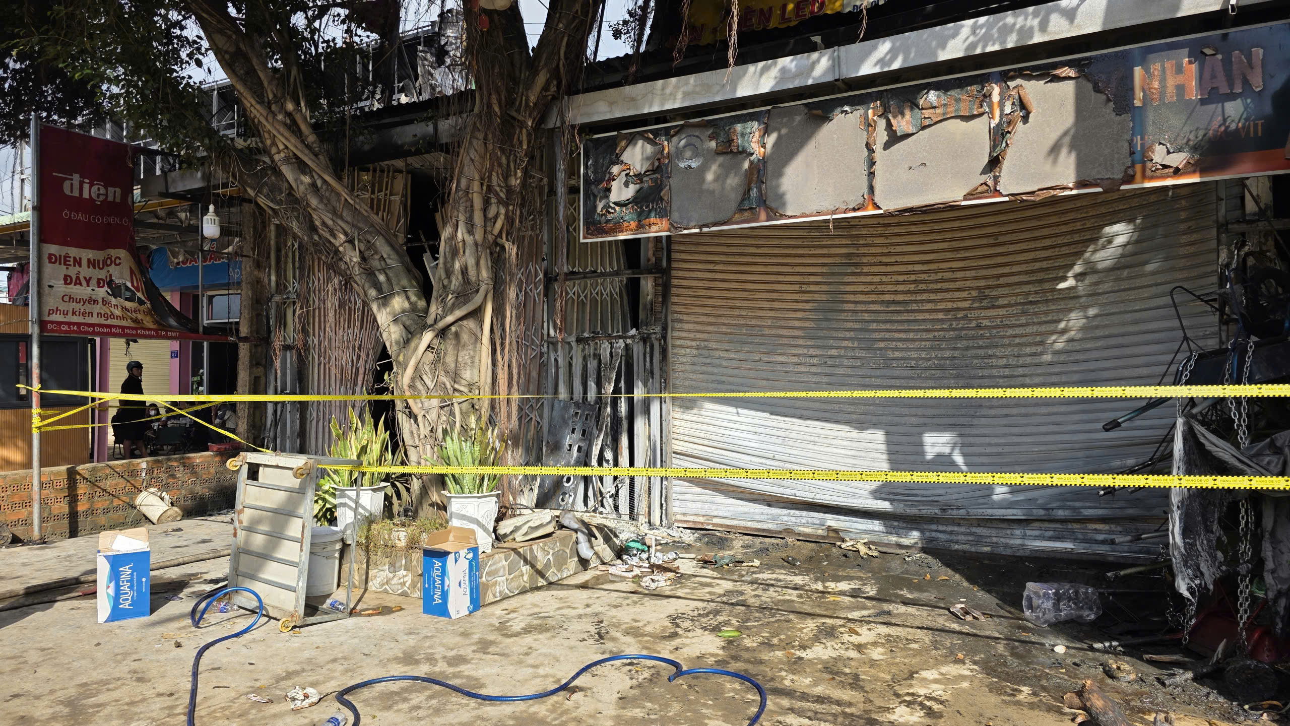 Cận cảnh hiện trường b&ecirc;n trong ng&ocirc;i nh&agrave; bị thi&ecirc;u rụi khiến 4 người trong gia đ&igrave;nh tử vong- Ảnh 13.