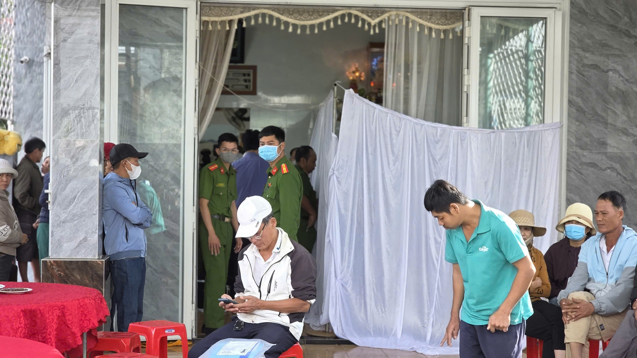 Cận cảnh hiện trường b&ecirc;n trong ng&ocirc;i nh&agrave; bị thi&ecirc;u rụi khiến 4 người trong gia đ&igrave;nh tử vong- Ảnh 2.