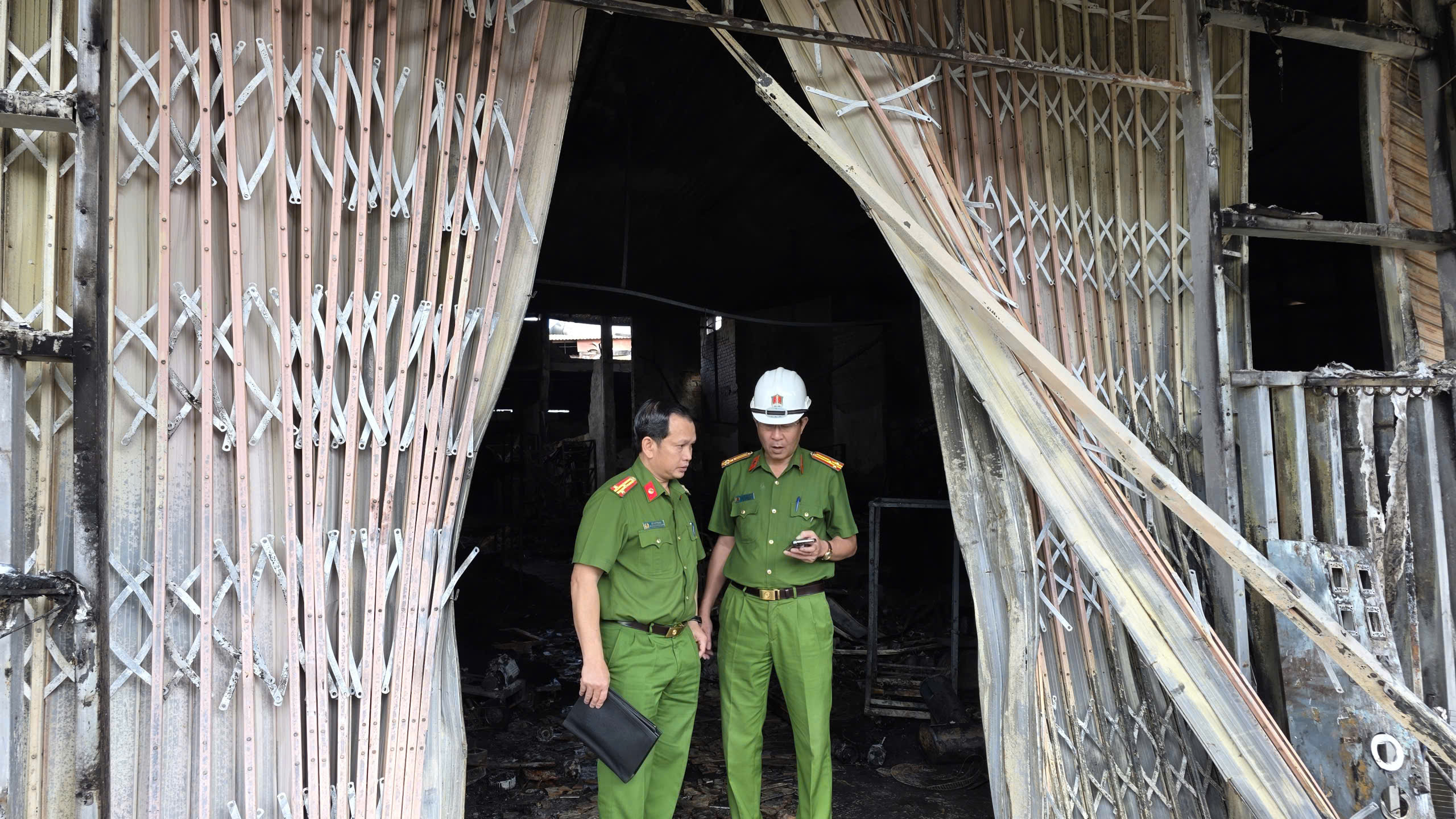 Cận cảnh hiện trường b&ecirc;n trong ng&ocirc;i nh&agrave; bị thi&ecirc;u rụi khiến 4 người trong gia đ&igrave;nh tử vong- Ảnh 3.