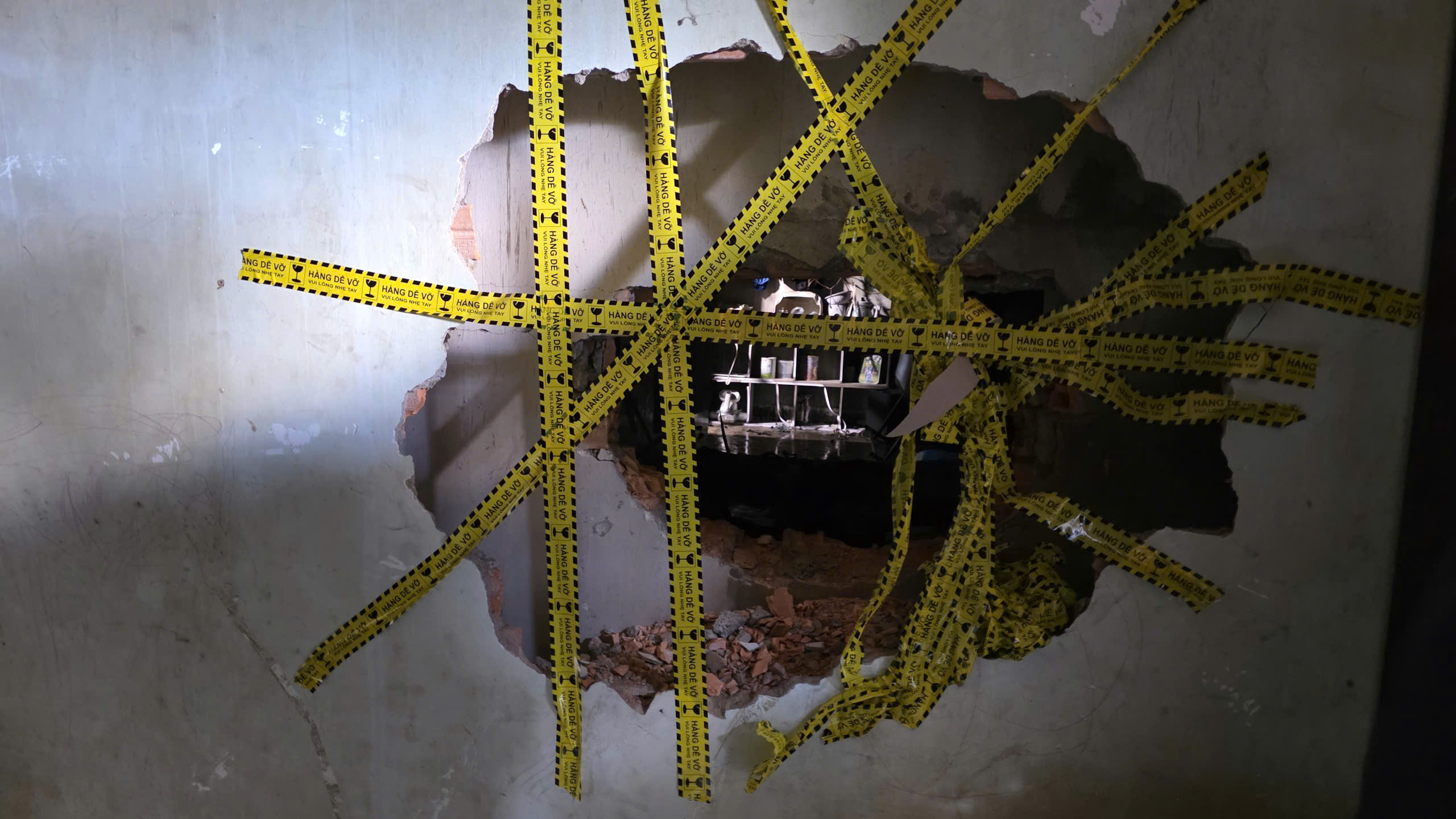 Cận cảnh hiện trường b&ecirc;n trong ng&ocirc;i nh&agrave; bị thi&ecirc;u rụi khiến 4 người trong gia đ&igrave;nh tử vong- Ảnh 9.