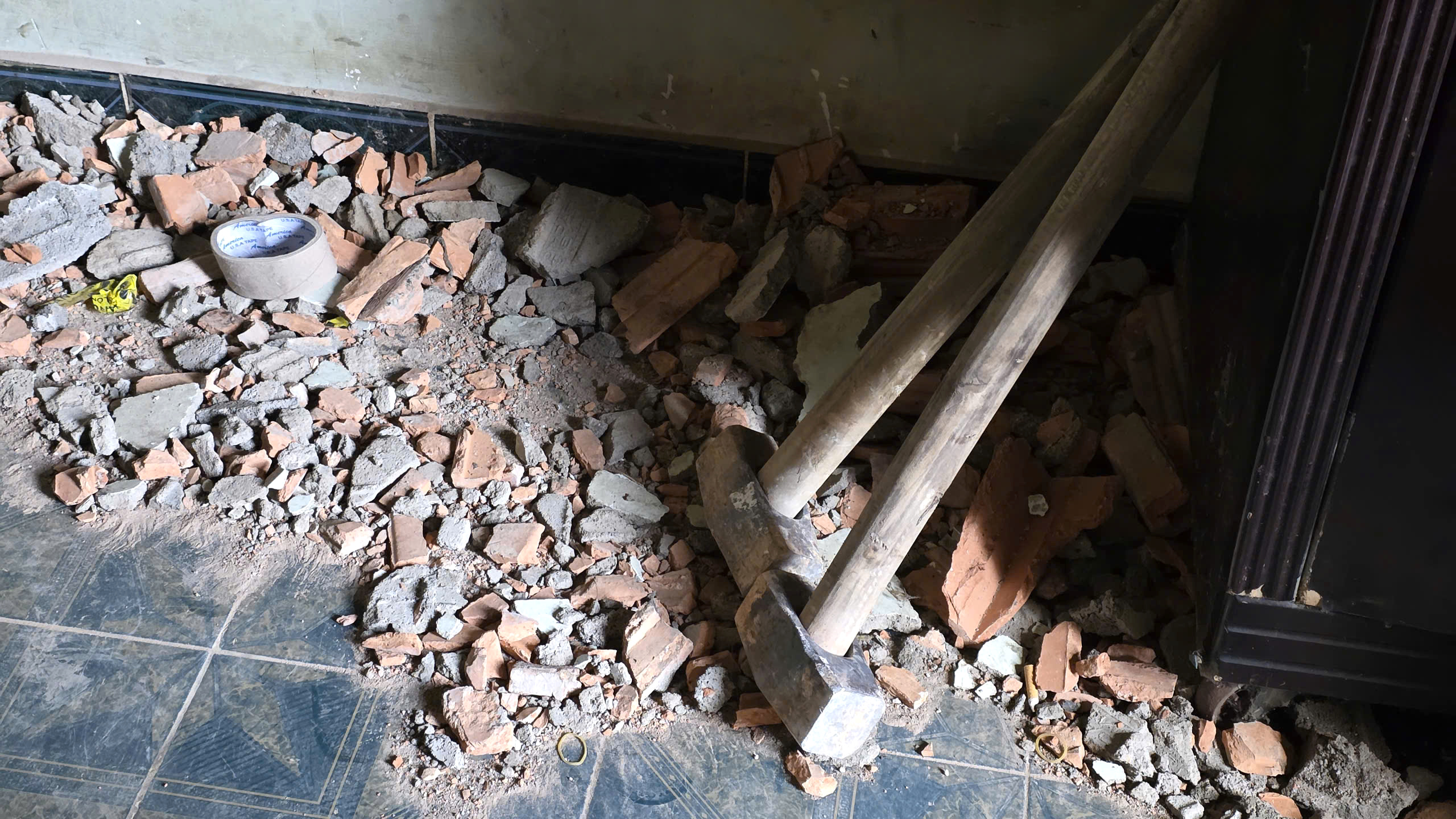 Cận cảnh hiện trường b&ecirc;n trong ng&ocirc;i nh&agrave; bị thi&ecirc;u rụi khiến 4 người trong gia đ&igrave;nh tử vong- Ảnh 10.