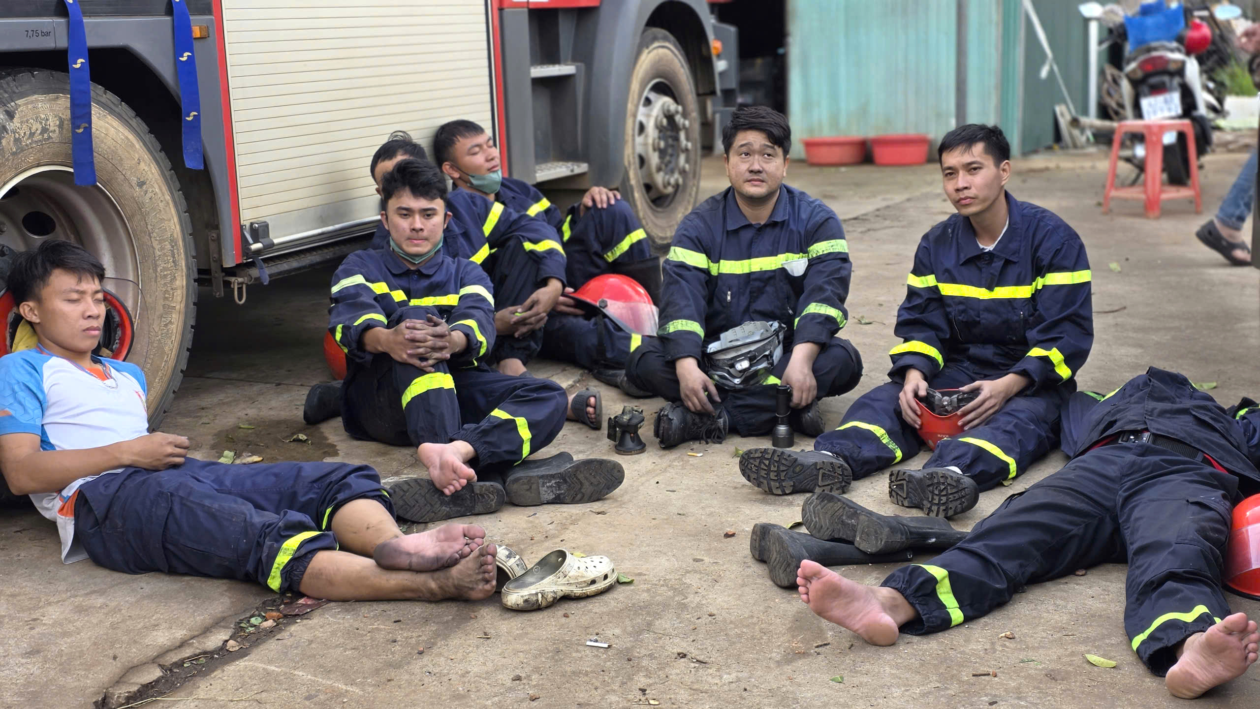 Cận cảnh hiện trường b&ecirc;n trong ng&ocirc;i nh&agrave; bị thi&ecirc;u rụi khiến 4 người trong gia đ&igrave;nh tử vong- Ảnh 11.
