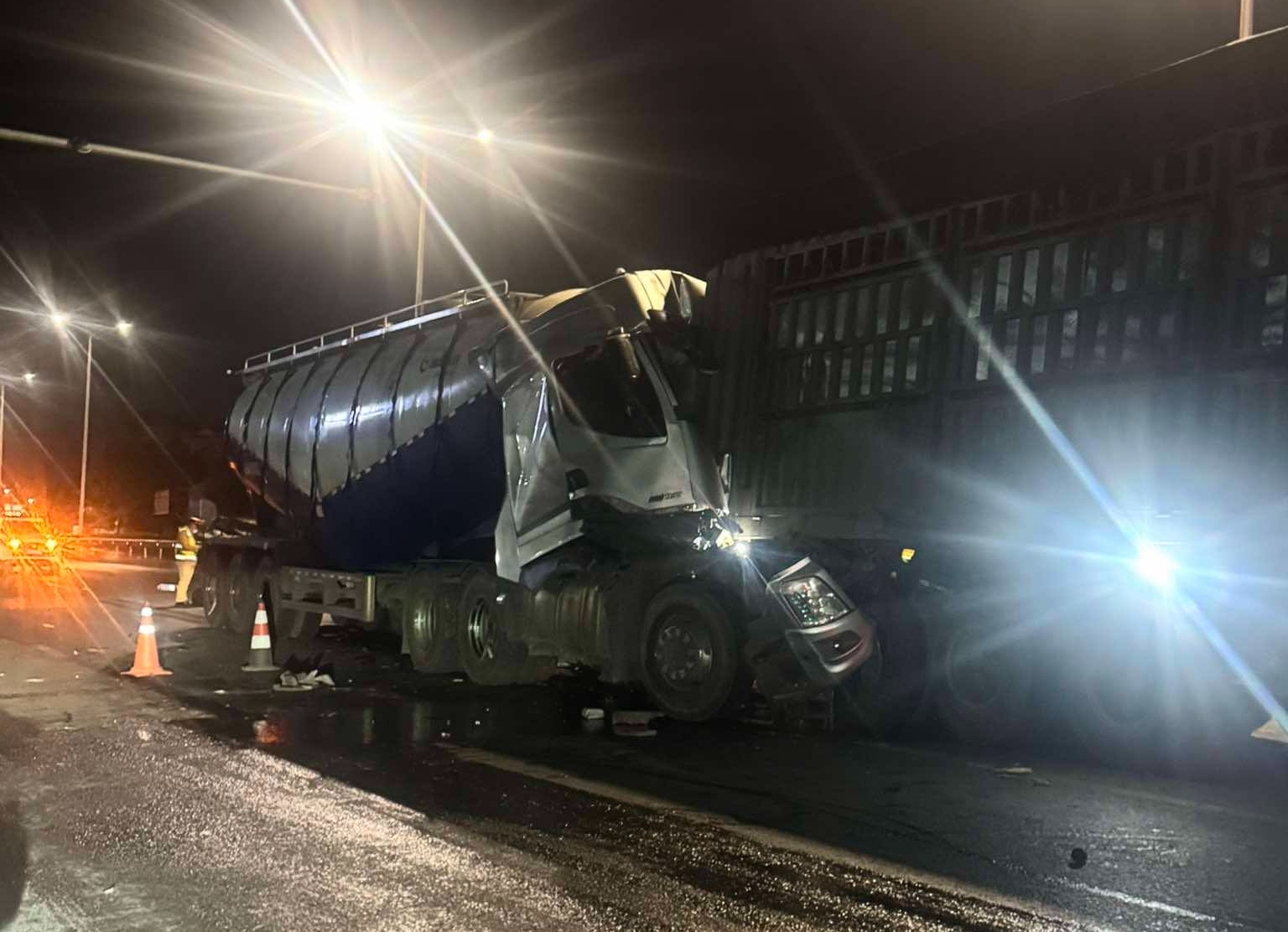 Hưng Y&ecirc;n: T&ocirc;ng v&agrave;o xe đầu k&eacute;o đang dừng chờ đ&egrave;n đỏ, một t&agrave;i xế tử vong- Ảnh 1.