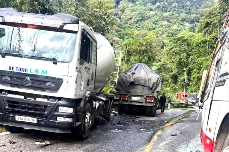 Hiện trường vụ tai nạn tr&ecirc;n đ&egrave;o Bảo Lộc.