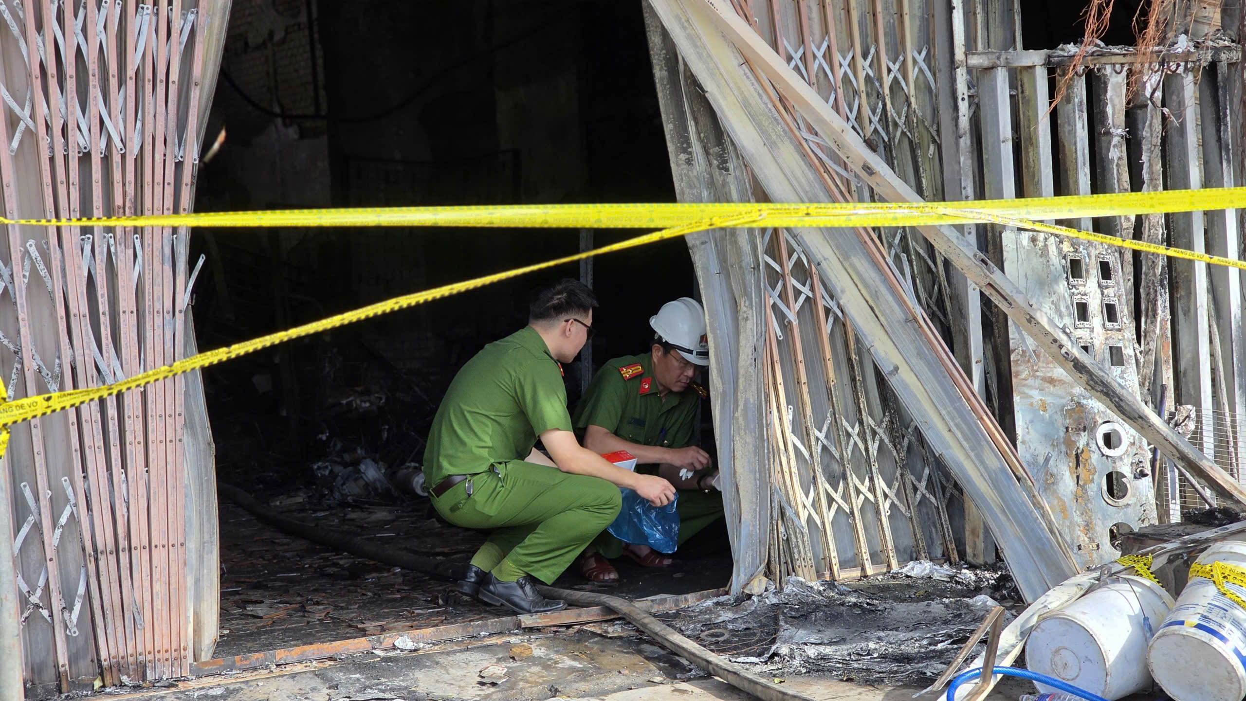 Cận cảnh hiện trường b&ecirc;n trong ng&ocirc;i nh&agrave; bị thi&ecirc;u rụi khiến 4 người trong gia đ&igrave;nh tử vong- Ảnh 14.