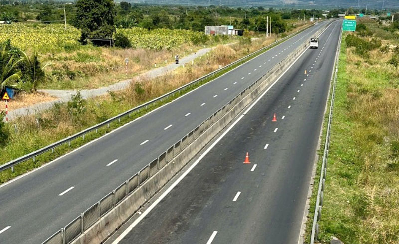 Hiện trường vụ việc với vết m&aacute;u k&eacute;o d&agrave;i.