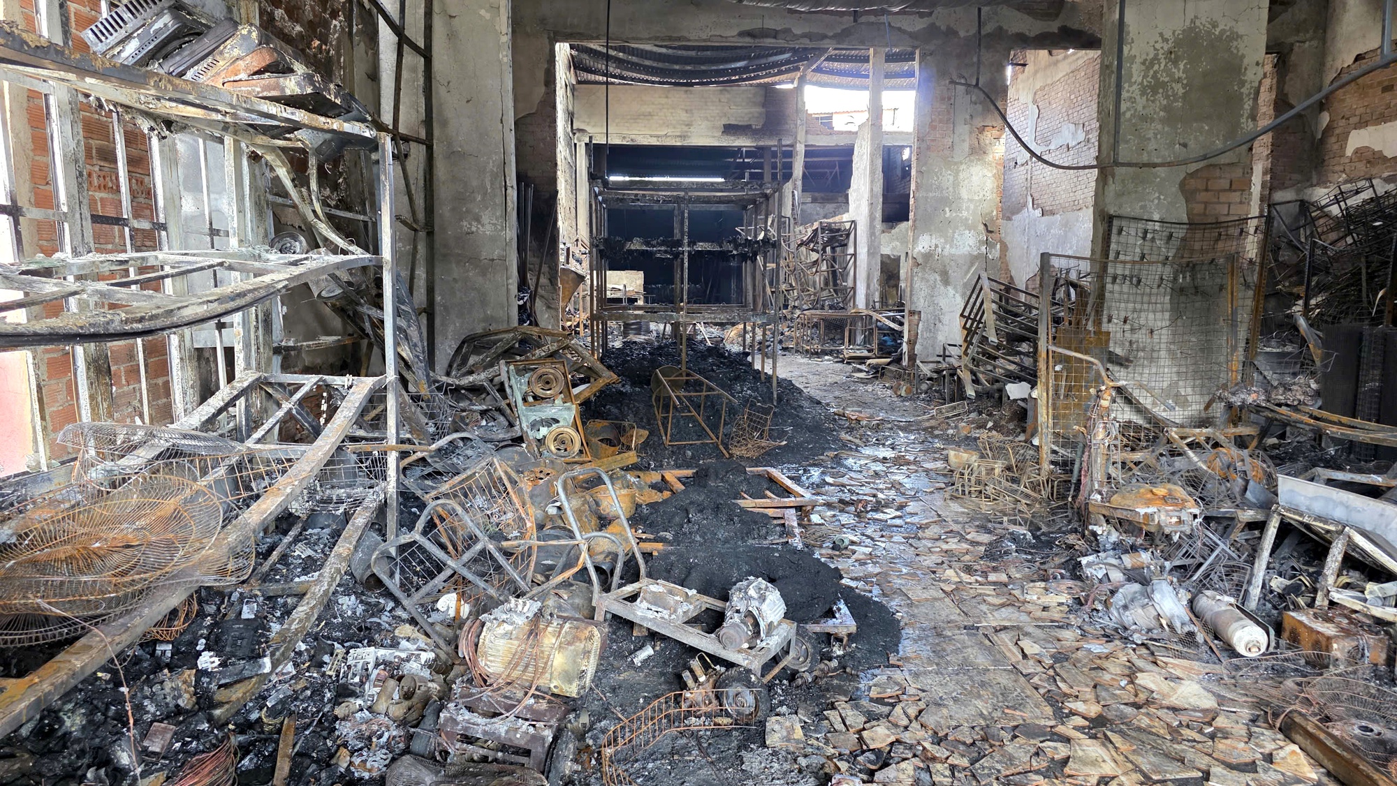 Vụ ch&aacute;y khiến cặp vợ chồng v&agrave; hai con tử vong: Tiếng cầu cứu cuối c&ugrave;ng của nạn nh&acirc;n- Ảnh 2.