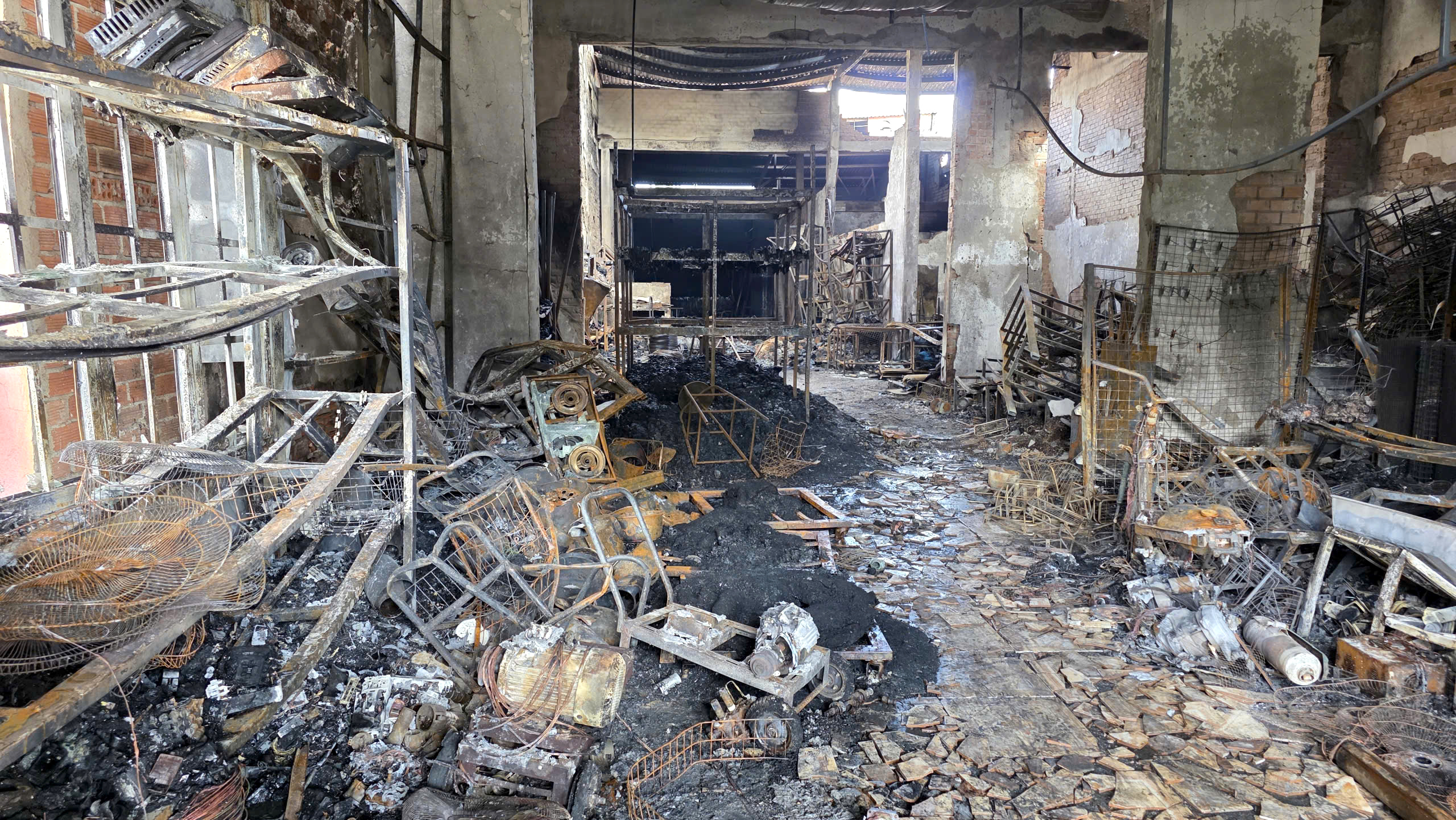 Cận cảnh hiện trường b&ecirc;n trong ng&ocirc;i nh&agrave; bị thi&ecirc;u rụi khiến 4 người trong gia đ&igrave;nh tử vong- Ảnh 4.