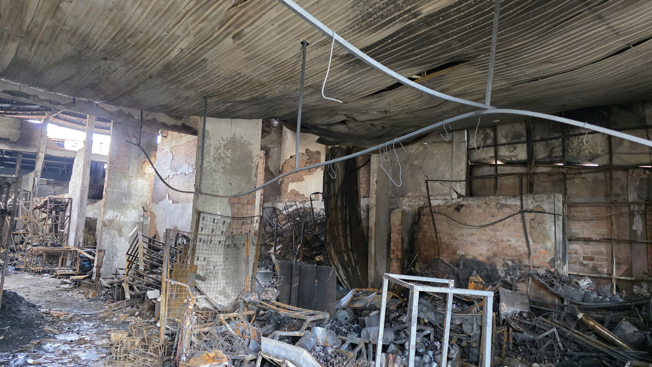 Cận cảnh hiện trường b&ecirc;n trong ng&ocirc;i nh&agrave; bị thi&ecirc;u rụi khiến 4 người trong gia đ&igrave;nh tử vong- Ảnh 5.