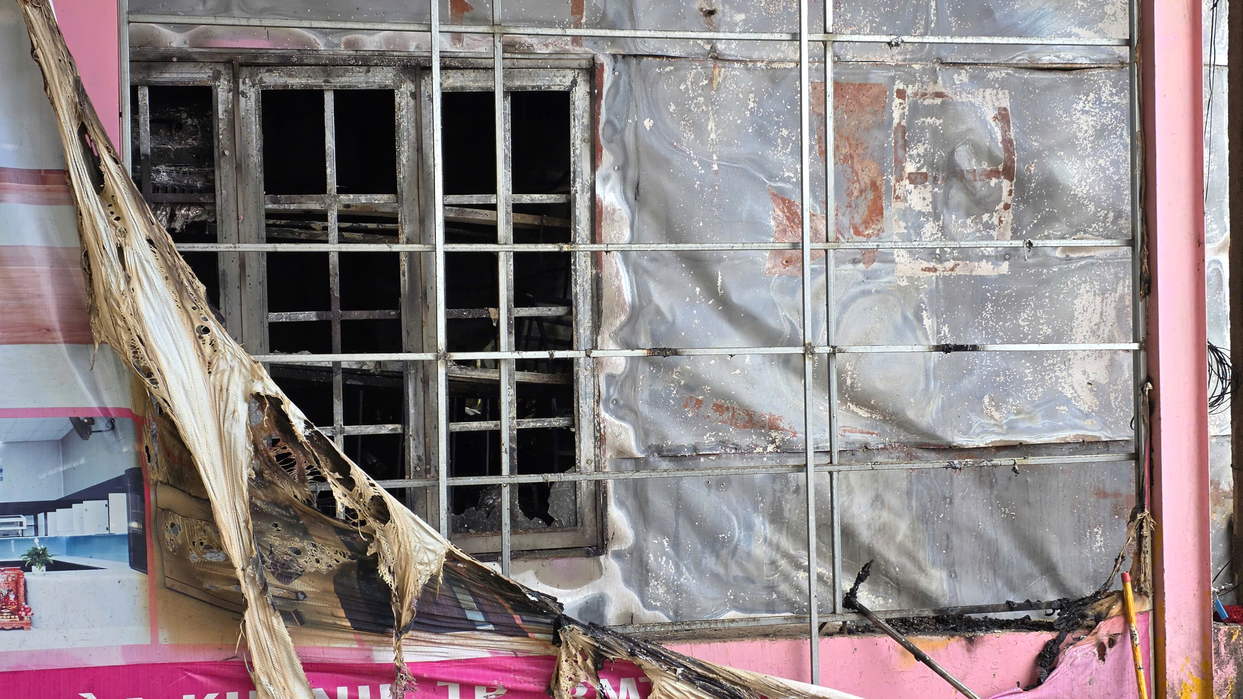 Cận cảnh hiện trường b&ecirc;n trong ng&ocirc;i nh&agrave; bị thi&ecirc;u rụi khiến 4 người trong gia đ&igrave;nh tử vong- Ảnh 6.