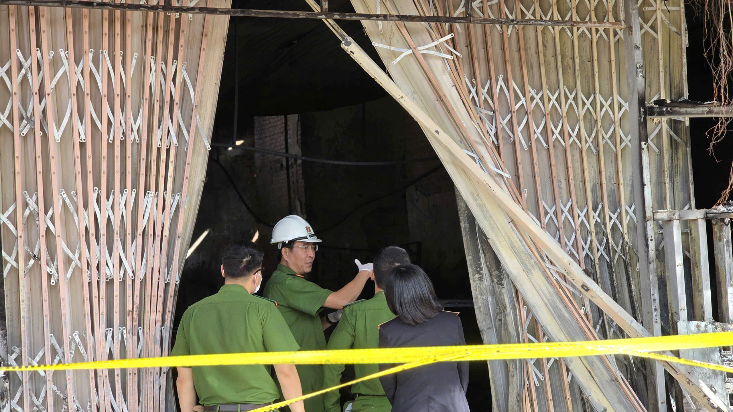 Cận cảnh hiện trường b&ecirc;n trong ng&ocirc;i nh&agrave; bị thi&ecirc;u rụi khiến 4 người trong gia đ&igrave;nh tử vong- Ảnh 7.