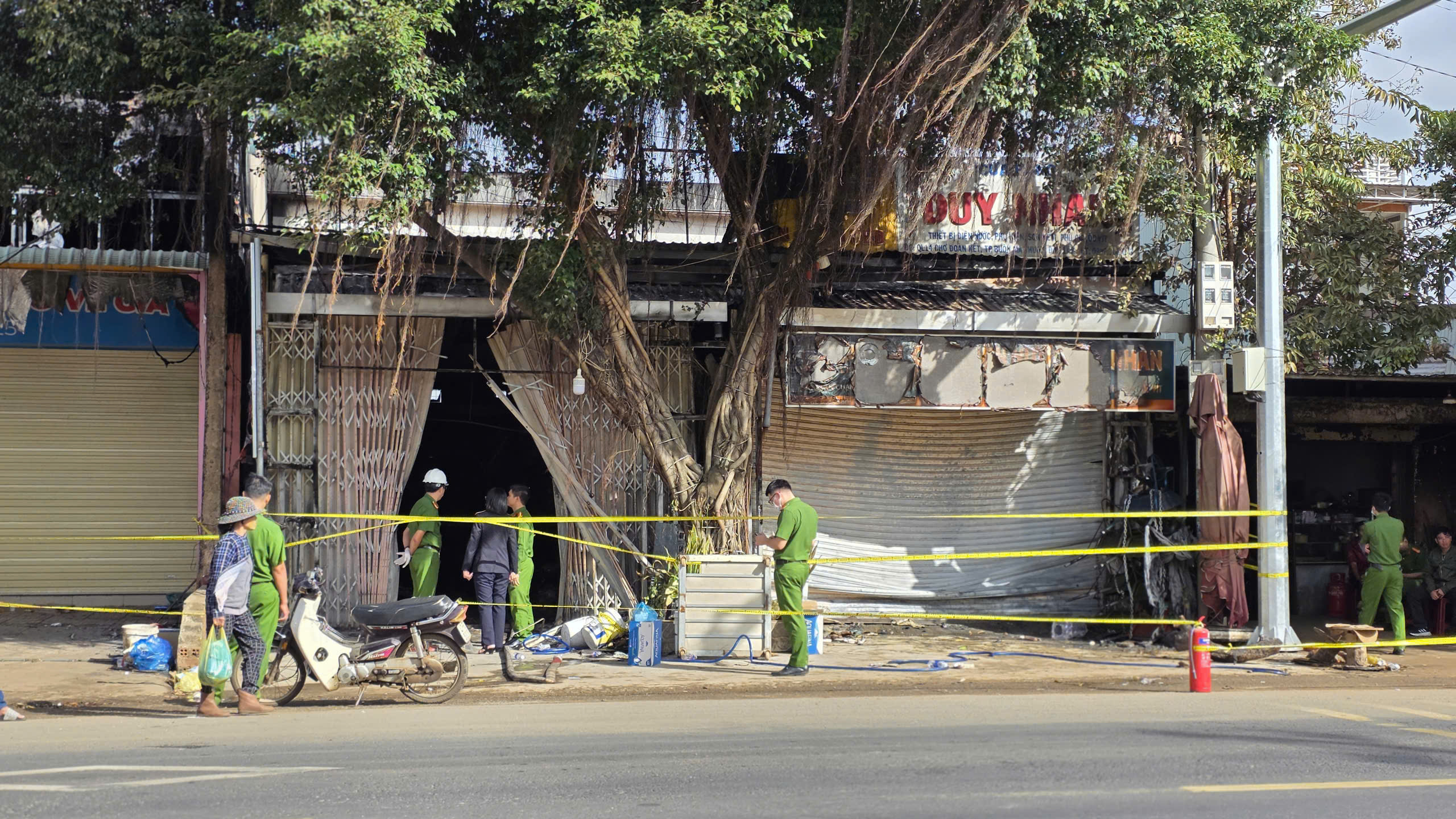 Cận cảnh hiện trường b&ecirc;n trong ng&ocirc;i nh&agrave; bị thi&ecirc;u rụi khiến 4 người trong gia đ&igrave;nh tử vong- Ảnh 8.
