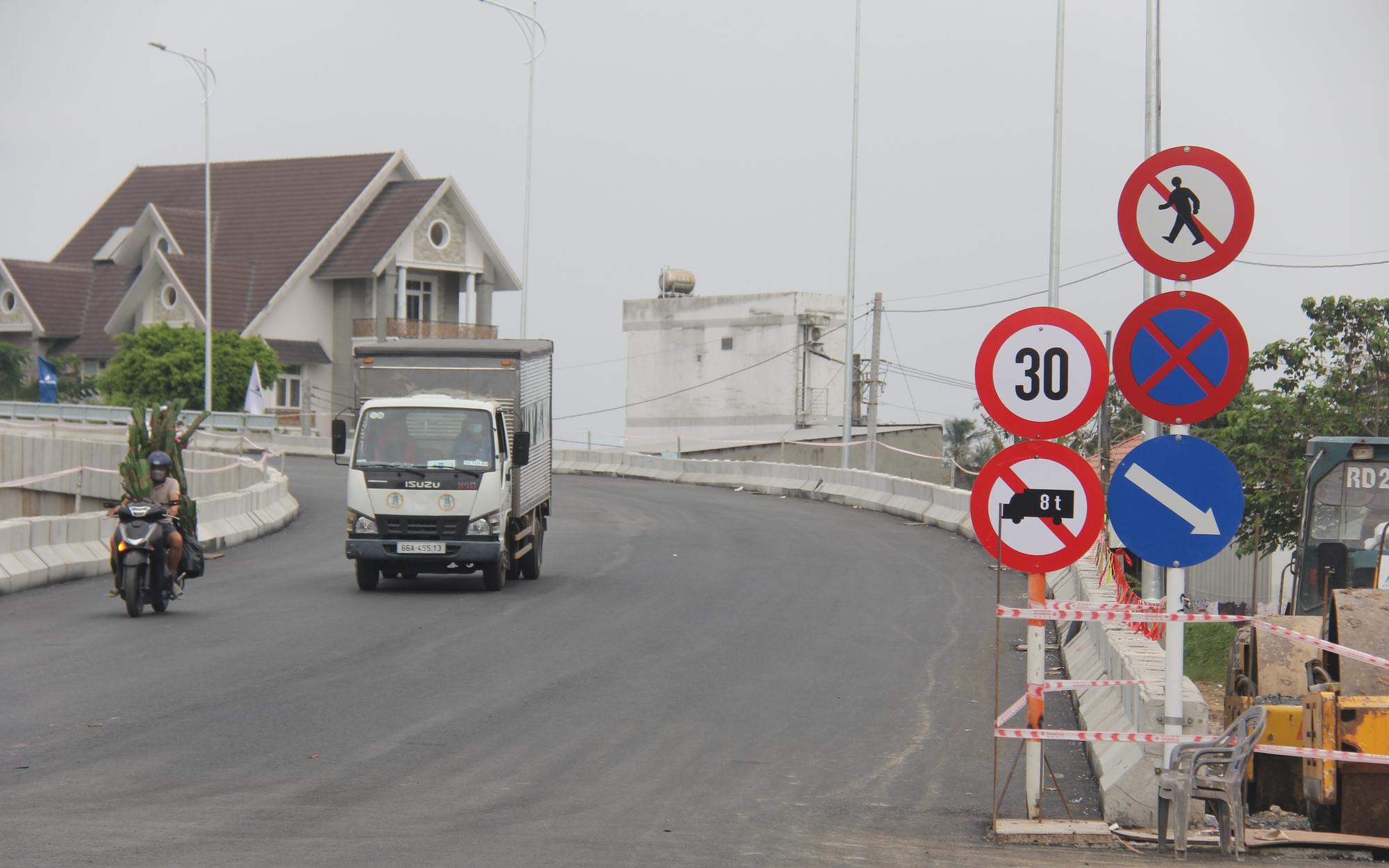 Cầu Sa Đéc thông xe, gỡ nút thắt giao thông thủy huyết mạch ở Đồng Tháp- Ảnh 3. Cầu Sa Đéc 1 thông xe tạm phục vụ Festival Hoa Kiểng