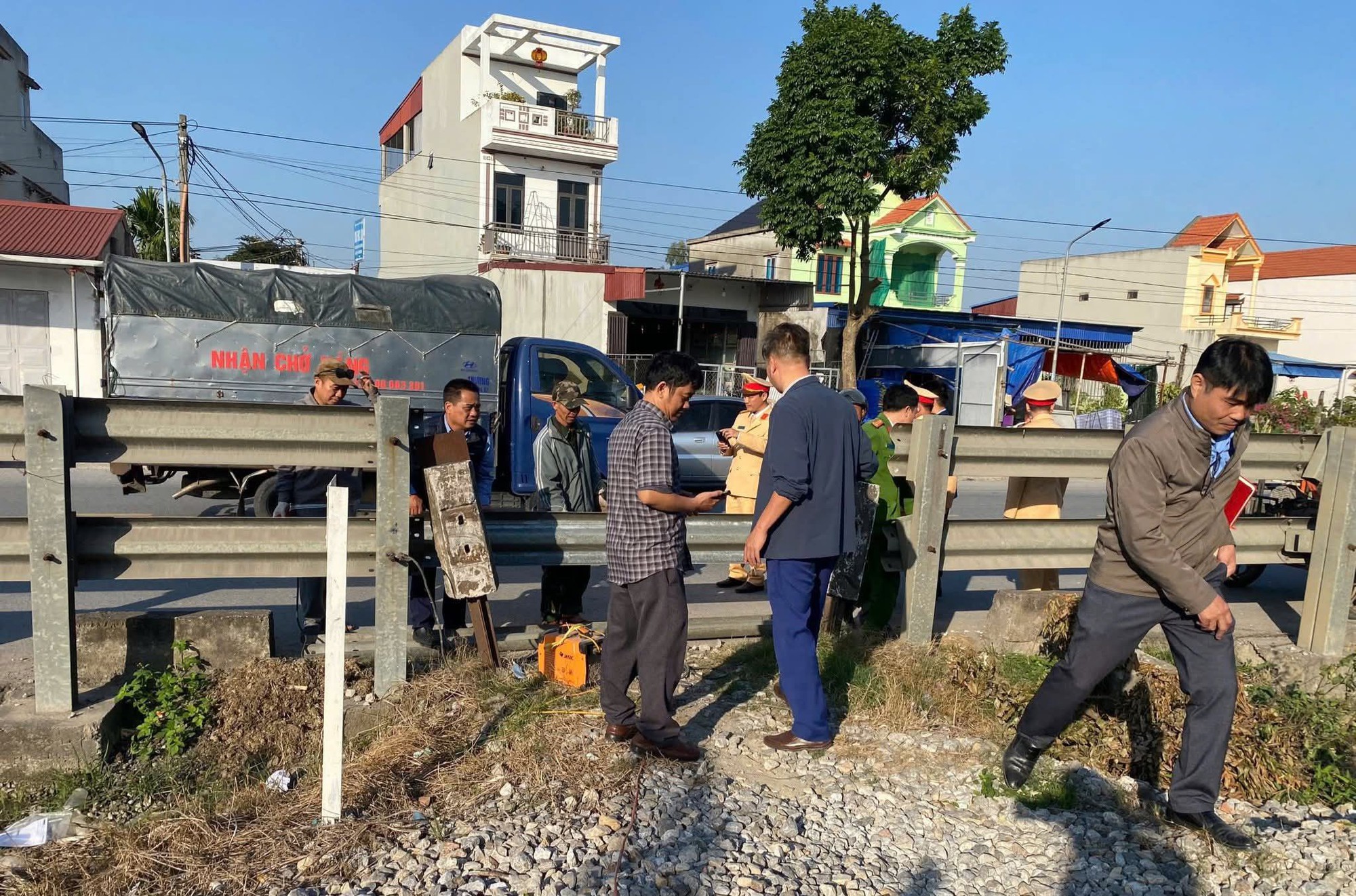 Ninh Bình: Xóa bỏ lối đi tự mở qua đường sắt tại Km 77+700 tuyến Bắc - Nam- Ảnh 1. Ninh Bình: Xóa bỏ lối đi tự mở qua đường sắt tại Km 77+700 tuyến Bắc - Nam- Ảnh 1.