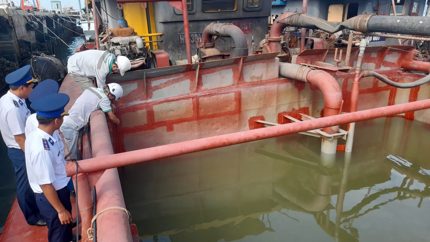 Cảnh s&aacute;t biển bắt giữ nhiều phương tiện chở c&aacute;t v&agrave; dầu DO kh&ocirc;ng r&otilde; nguồn gốc- Ảnh 1.