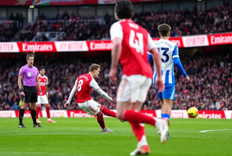 Nghẹt thở vượt qua Brighton, Arsenal trở lại ng&ocirc;i đầu Ngoại hạng Anh- Ảnh 1.