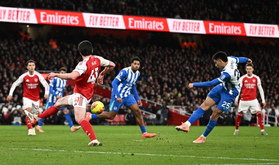 Nghẹt thở vượt qua Brighton, Arsenal trở lại ng&ocirc;i đầu Ngoại hạng Anh- Ảnh 2.