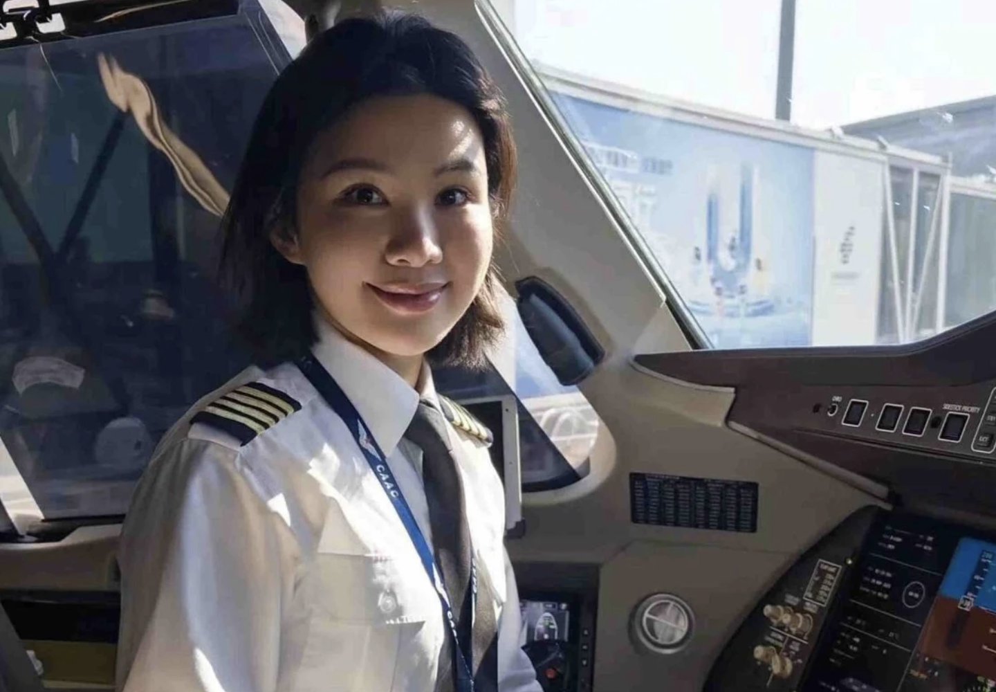 Nữ phi c&ocirc;ng đầu ti&ecirc;n đảm nhận cơ trưởng m&aacute;y bay nội địa Trung Quốc C919- Ảnh 1.