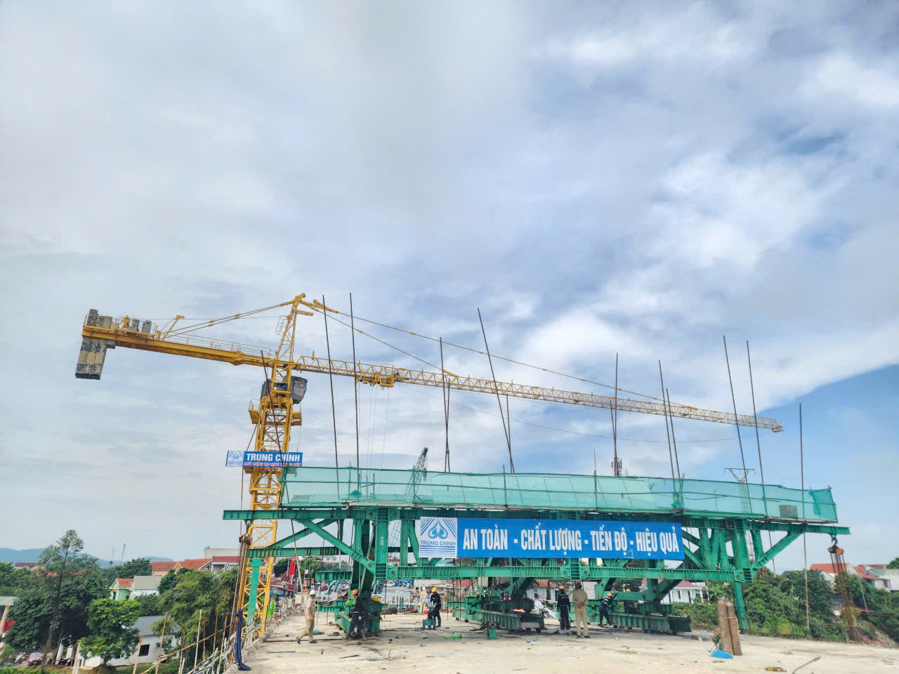 Trung Ch&iacute;nh v&agrave; h&agrave;nh tr&igrave;nh thần tốc tr&ecirc;n c&ocirc;ng tr&igrave;nh "h&agrave;n gắn vết thương"- Ảnh 1.