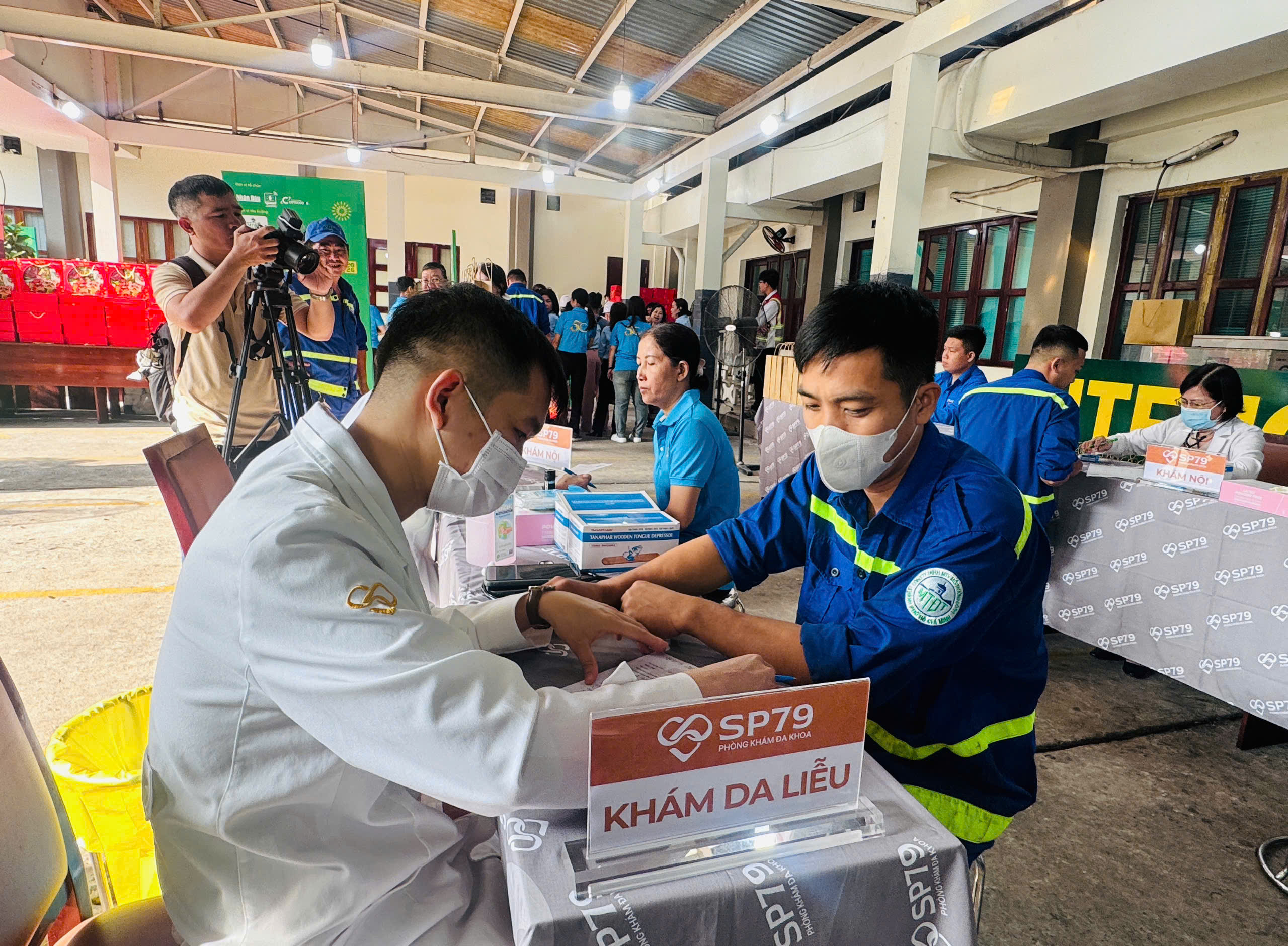 TP.HCM: 500 c&ocirc;ng nh&acirc;n vệ sinh được chăm lo "trọn g&oacute;i" đ&oacute;n Tết 2026- Ảnh 4.