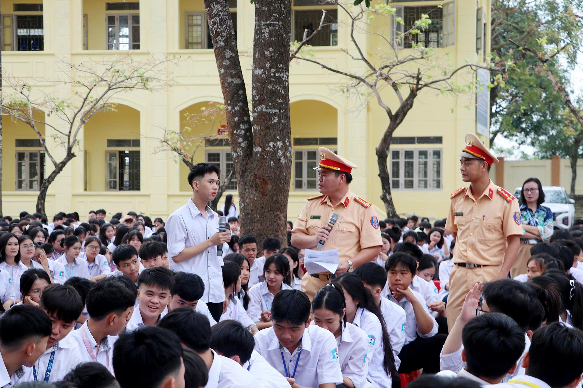 Nghệ An: Tai nạn giao thông giảm sâu cả 3 tiêu chí nhờ mô hình người dân tự quản- Ảnh 3. Nghệ An: Tai nạn giao thông giảm sâu cả 3 tiêu chí nhờ mô hình người dân tự quản- Ảnh 3.