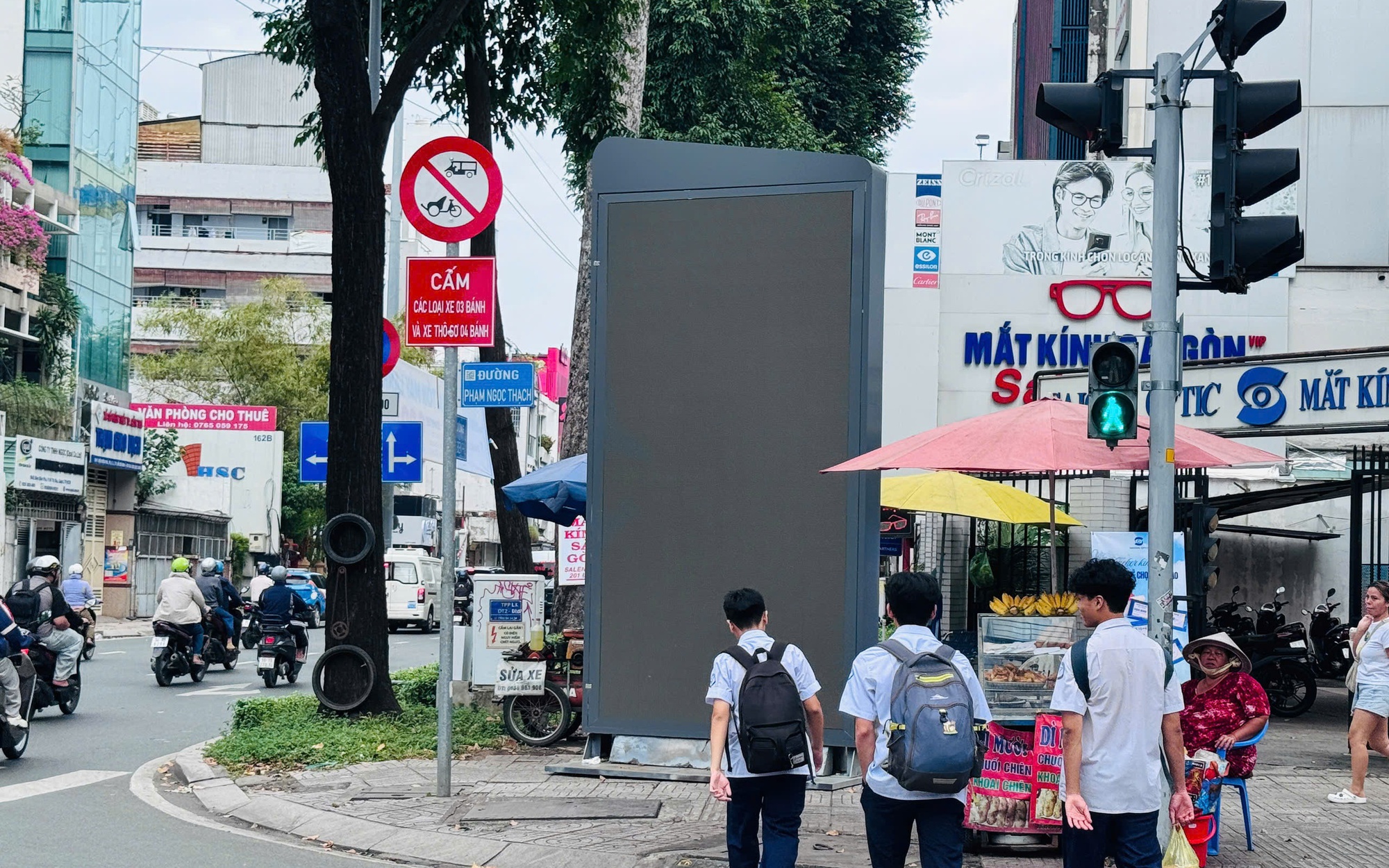 Sau ra quân, vỉa hè TP.HCM thông thoáng: Siết quản lý không để “đâu lại hoàn đó”- Ảnh 3. Trụ quảng cáo LED trên vỉa hè trung tâm TP.HCM gây cản trở lối đi, tiềm ẩn mất an toàn