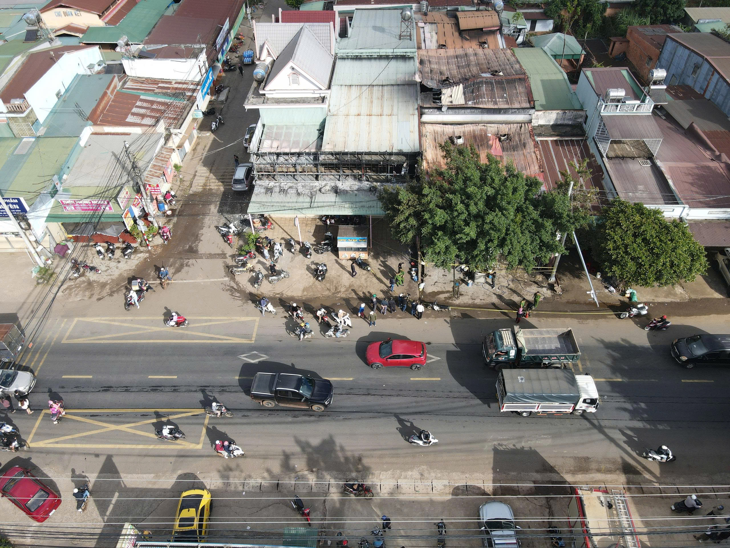Cận cảnh hiện trường b&ecirc;n trong ng&ocirc;i nh&agrave; bị thi&ecirc;u rụi khiến 4 người trong gia đ&igrave;nh tử vong- Ảnh 15.