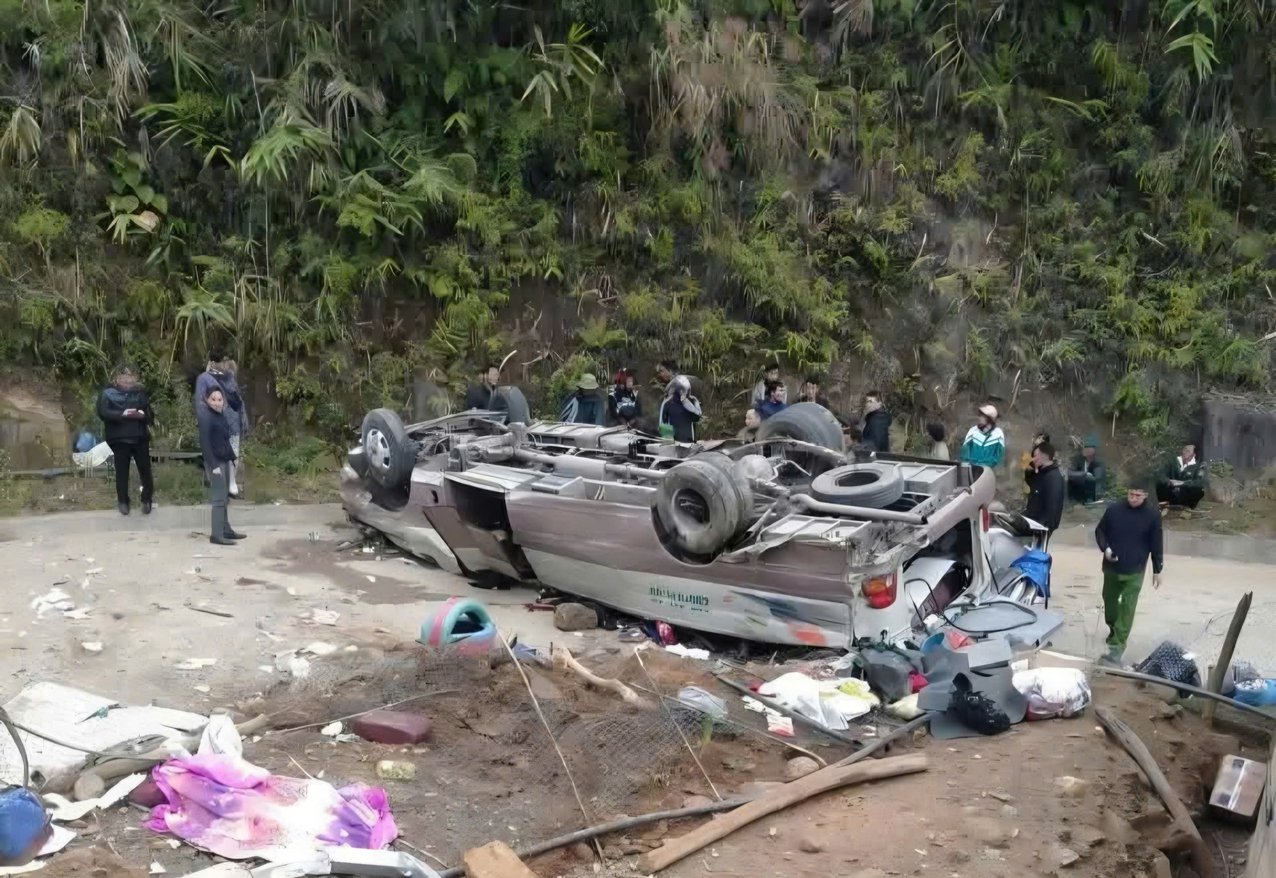 Lào Cai: Lật xe 29 chỗ chở đoàn từ thiện, 5 người tử vong- Ảnh 1. Lào Cai: Lật xe 29 chỗ chở đoàn từ thiện, 5 người tử vong- Ảnh 1.