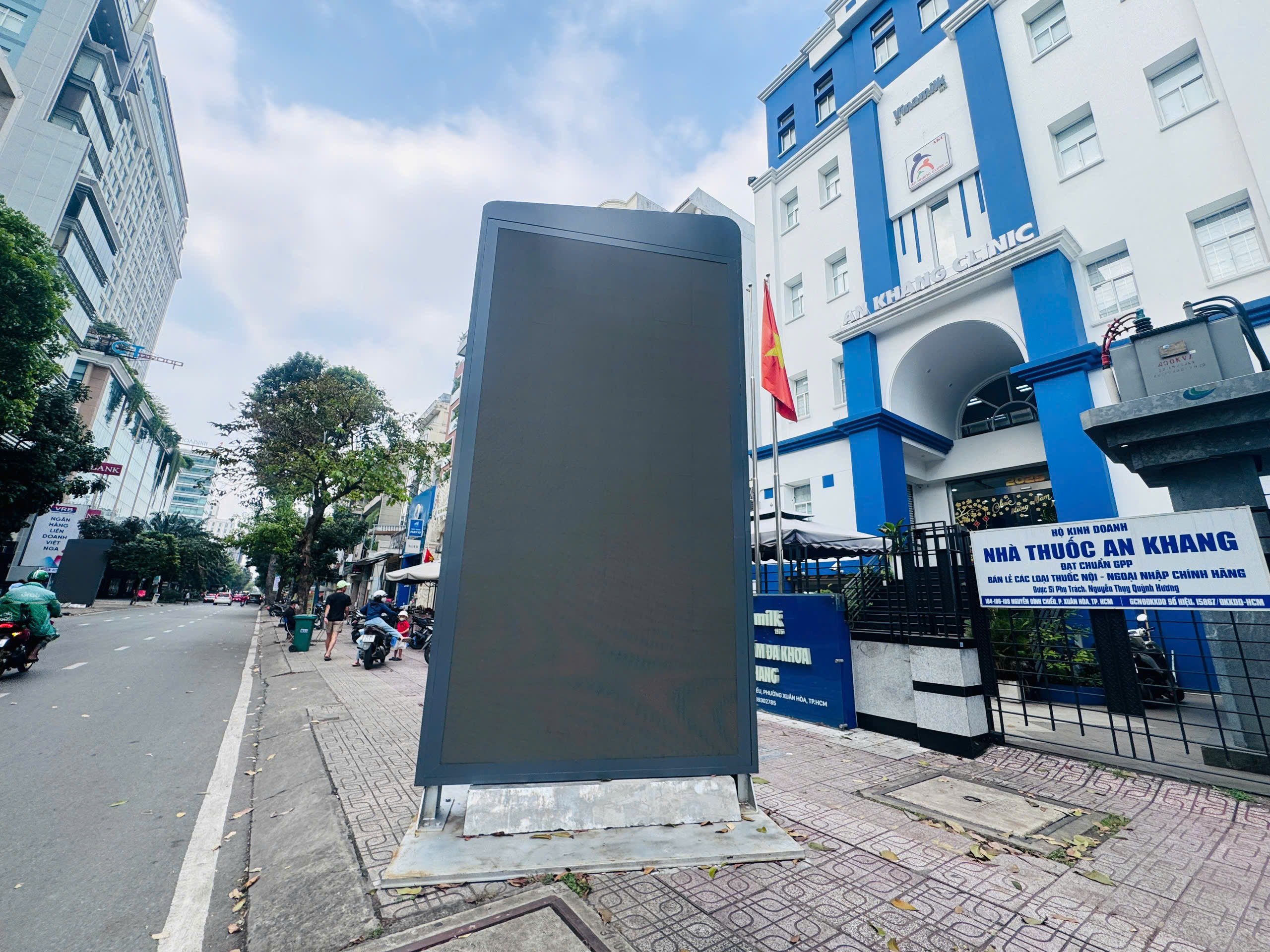 Trụ quảng c&aacute;o LED tr&ecirc;n vỉa h&egrave; trung t&acirc;m TP.HCM g&acirc;y cản trở lối đi, tiềm ẩn mất an to&agrave;n- Ảnh 4.
