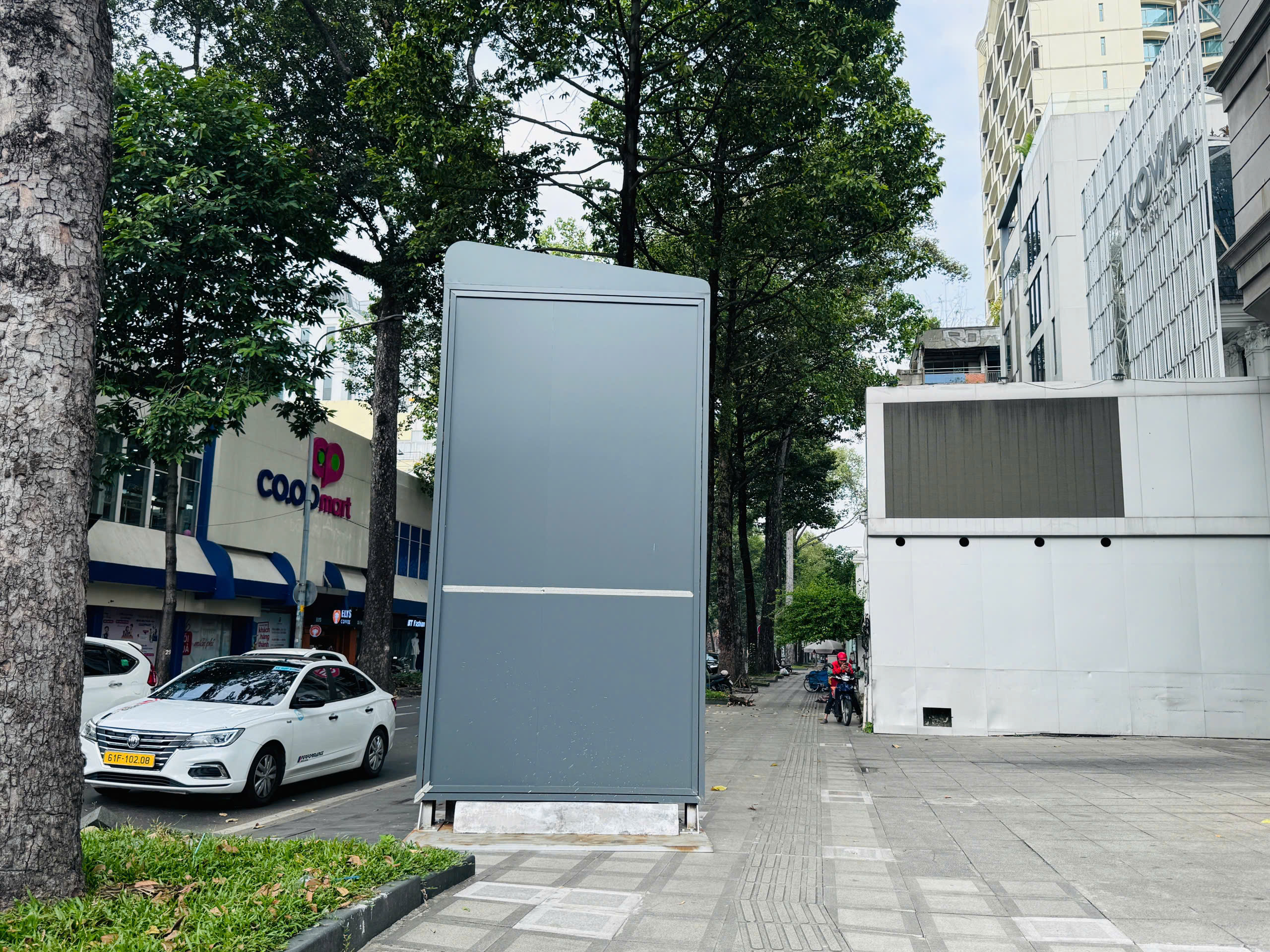 Trụ quảng c&aacute;o LED tr&ecirc;n vỉa h&egrave; trung t&acirc;m TP.HCM g&acirc;y cản trở lối đi, tiềm ẩn mất an to&agrave;n- Ảnh 3.