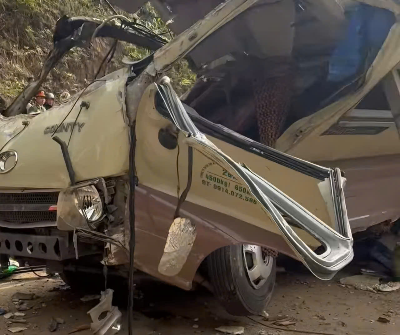 &Aacute;m ảnh hiện trường xe kh&aacute;ch 29 chỗ tự lật khiến 18 người thương vong tại L&agrave;o Cai- Ảnh 8.