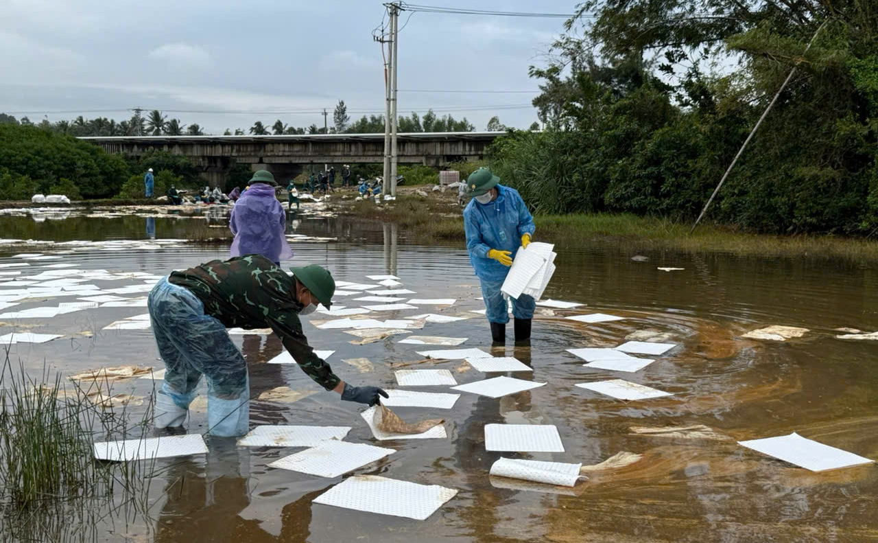 Cục Xăng dầu n&oacute;i g&igrave; về sự cố tr&agrave;n dầu ở KKT Dung Quất?- Ảnh 5.