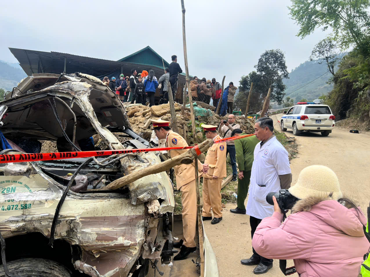 9 nạn nh&acirc;n bị thương trong vụ lật xe 29 chỗ đều được đưa về H&agrave; Nội cấp cứu- Ảnh 1.