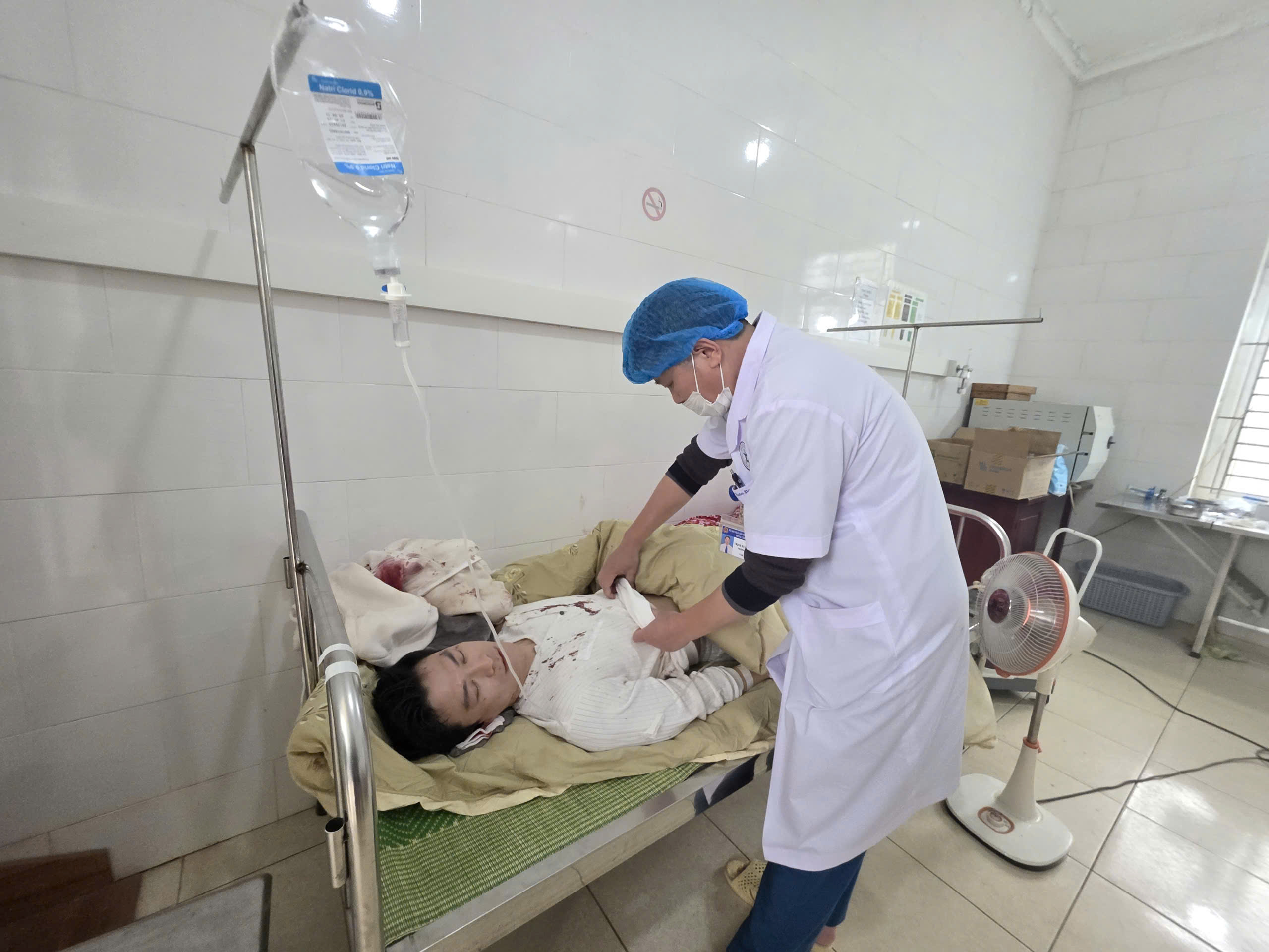 9 nạn nh&acirc;n bị thương trong vụ lật xe 29 chỗ đều được đưa về H&agrave; Nội cấp cứu- Ảnh 2.