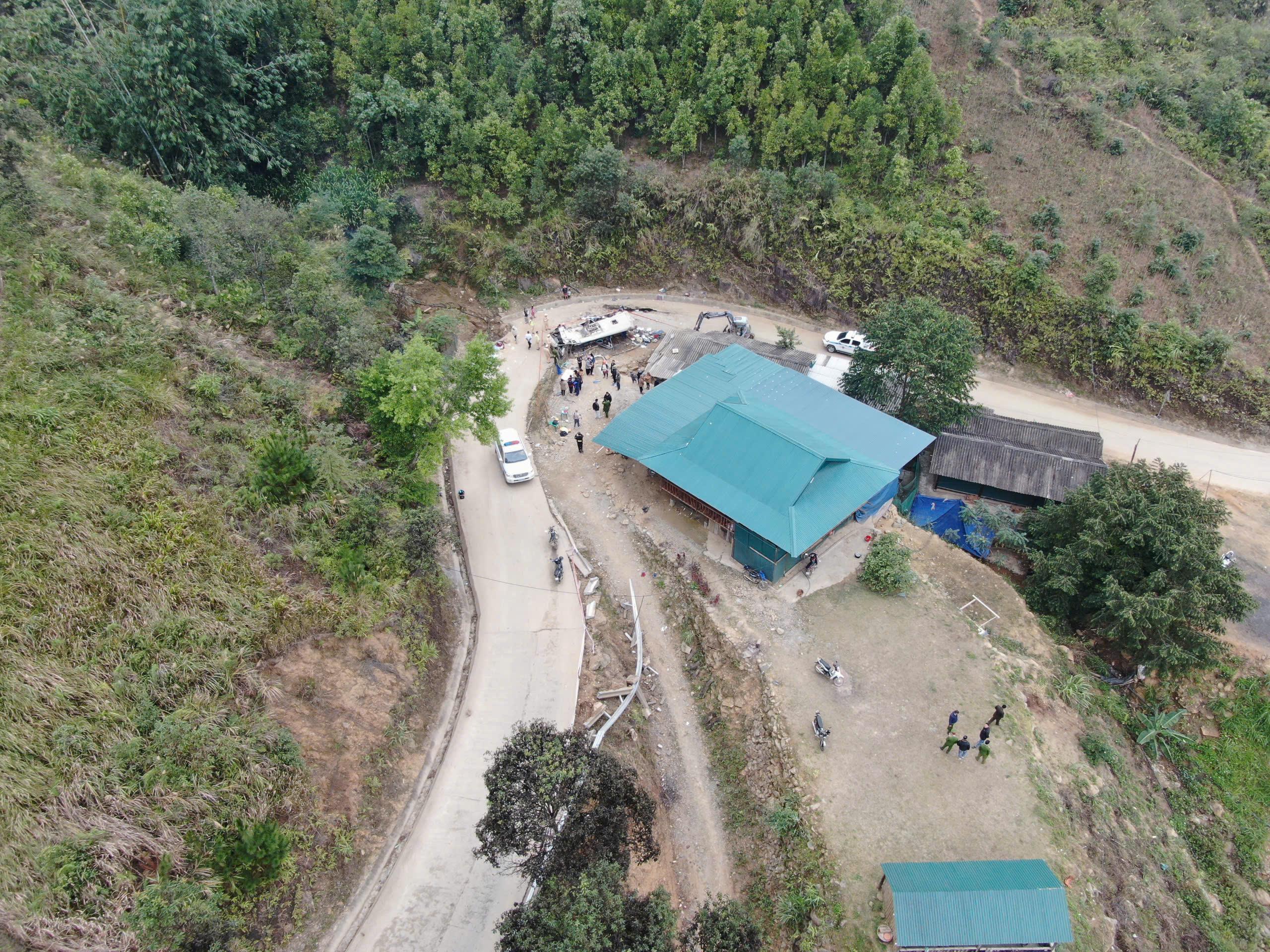 Xe kh&aacute;ch 29 chỗ lật &uacute;p khiến 9 người tử vong: H&agrave;nh kh&aacute;ch đ&atilde; cảnh b&aacute;o t&agrave;i xế- Ảnh 4.