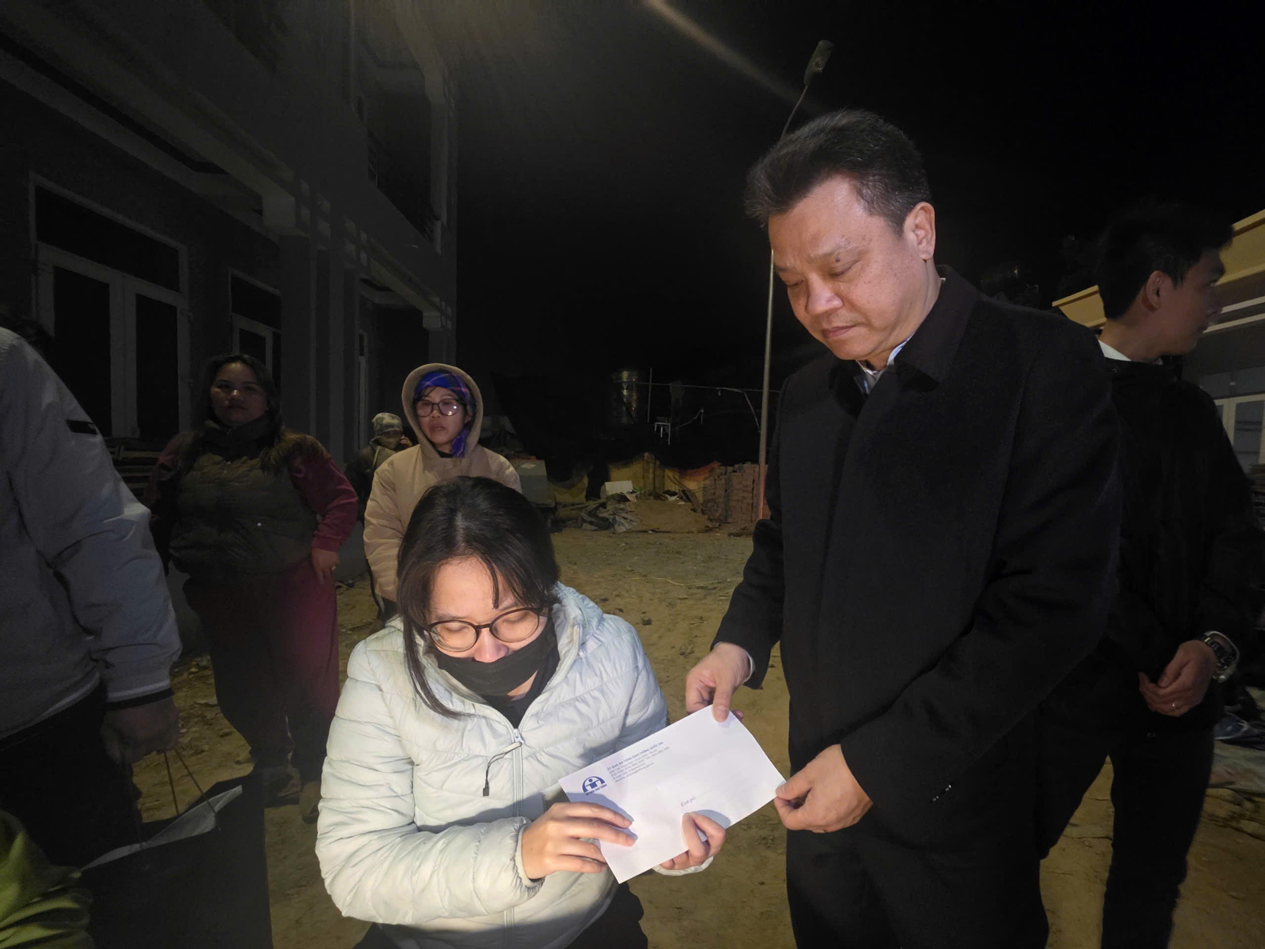 Ủy ban ATGT Quốc gia thăm hỏi gia đ&igrave;nh nạn nh&acirc;n vụ lật xe kh&aacute;ch ở L&agrave;o Cai- Ảnh 4.