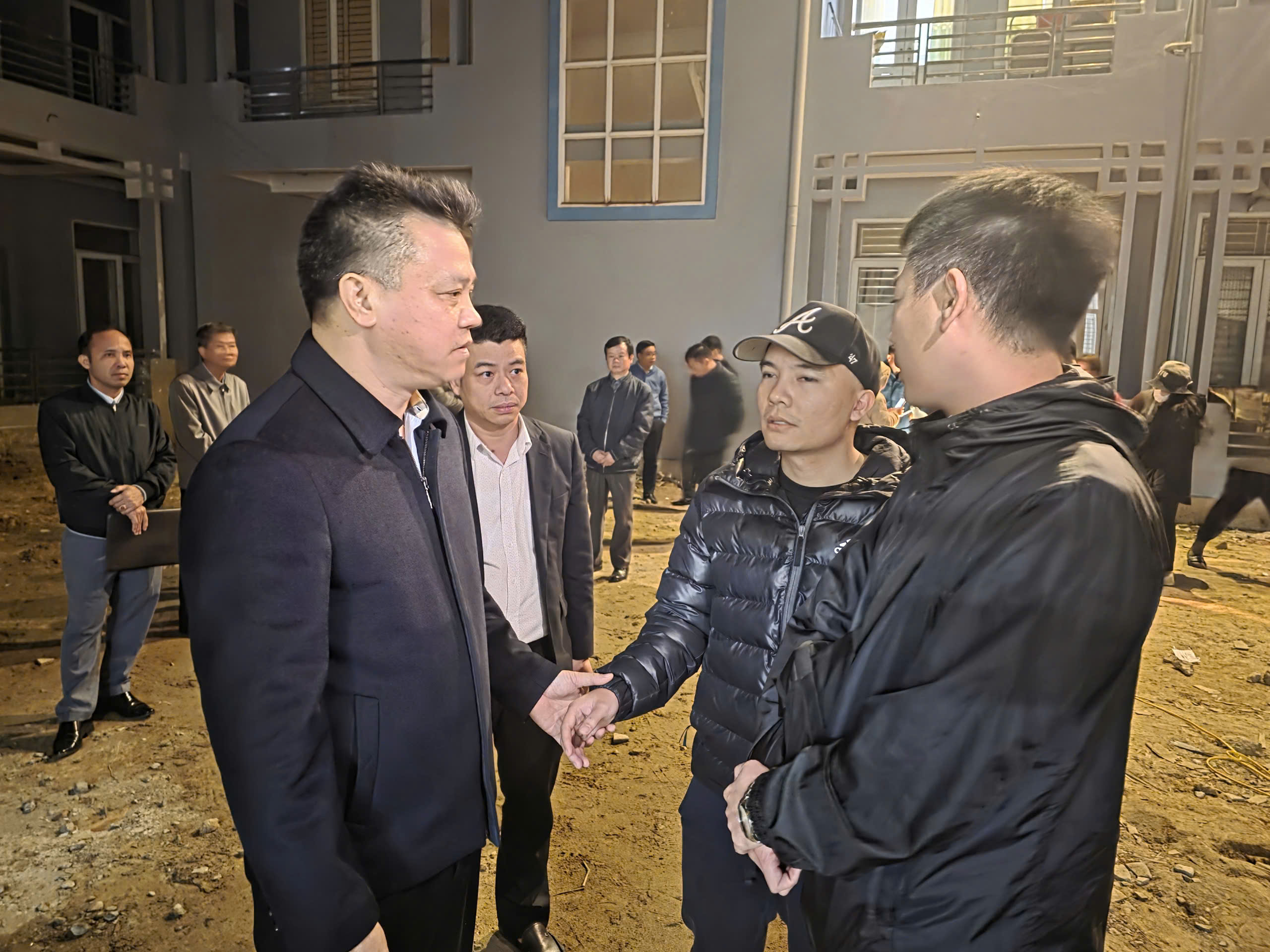 Ủy ban ATGT Quốc gia thăm hỏi gia đ&igrave;nh nạn nh&acirc;n vụ lật xe kh&aacute;ch ở L&agrave;o Cai- Ảnh 1.